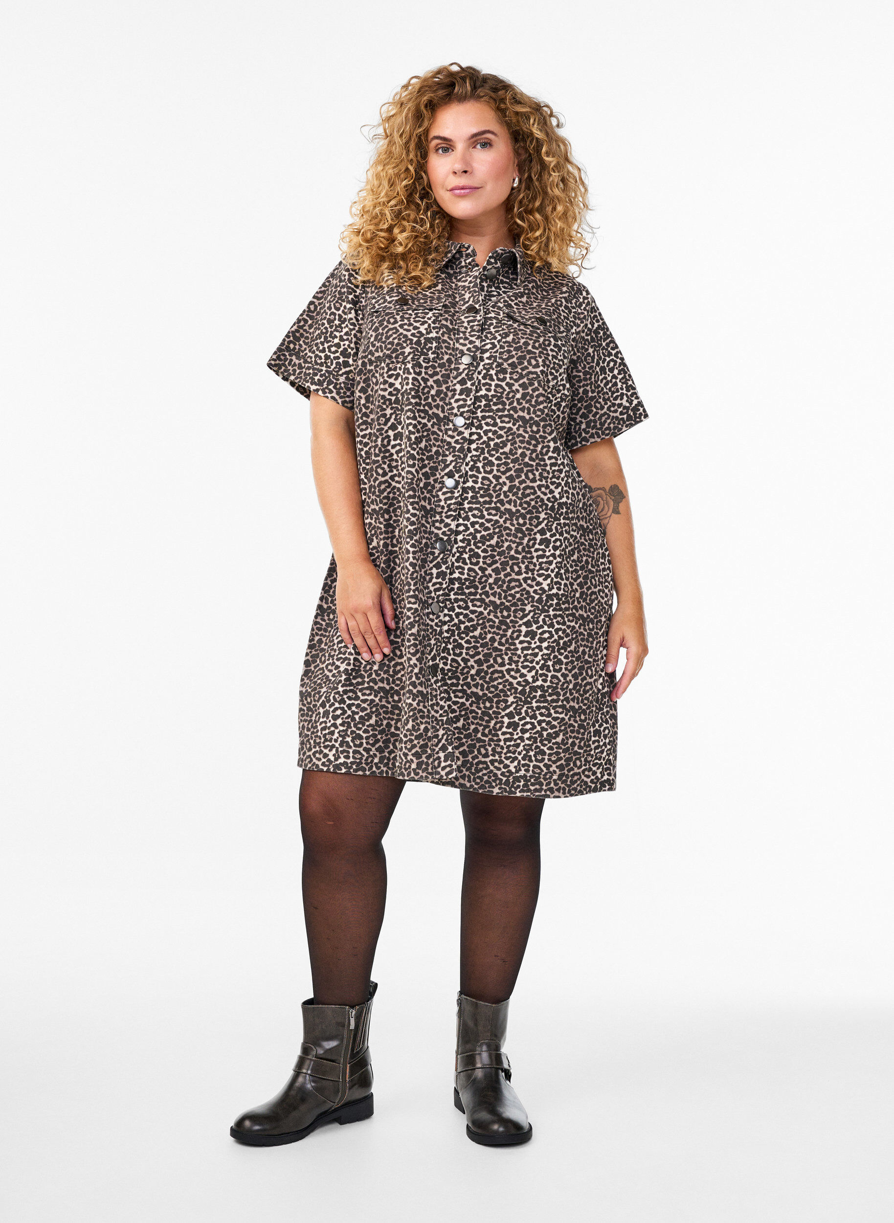 Zizzi Robe chemise en jean avec imprim&eacute; l&eacute;opard, Marron, Model image number 1