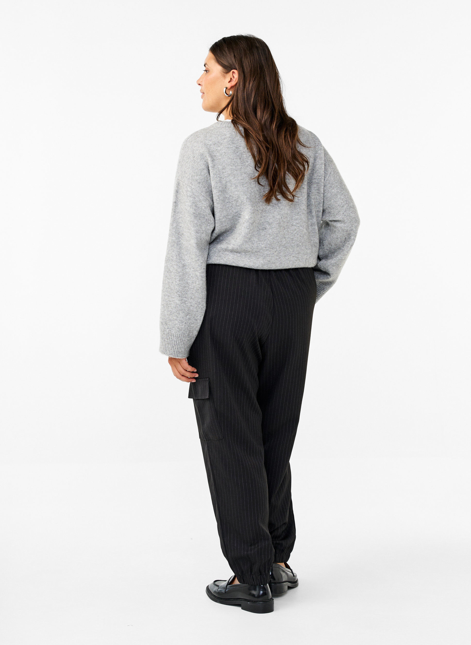 Zizzi Pantalon avec poches cargo et taille &eacute;lastiqu&eacute;e, Noir, Model image number 1