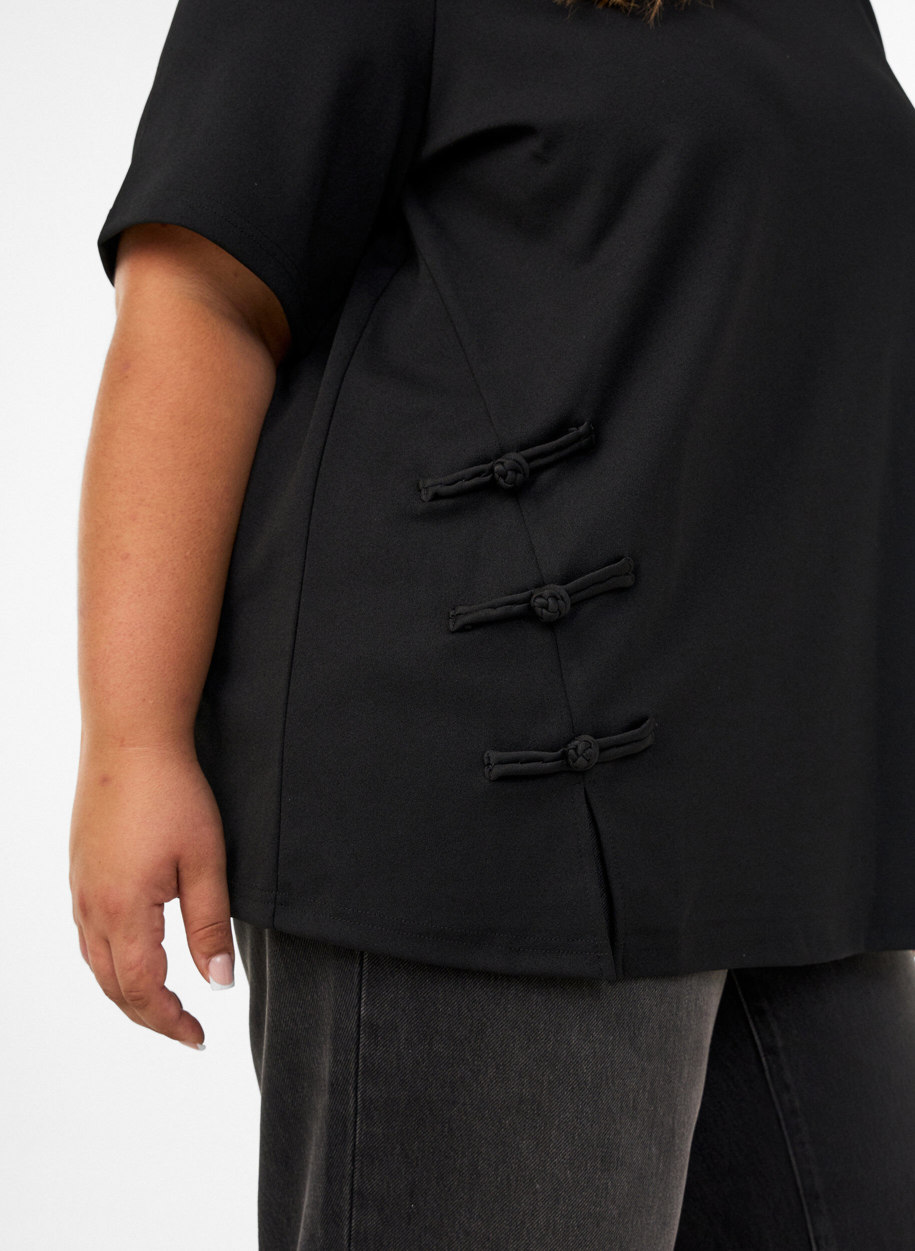 ZizziT-shirt avec fentes et fermetures par n&oelig;uds d&eacute;coratifs, Noir, Model image number 3