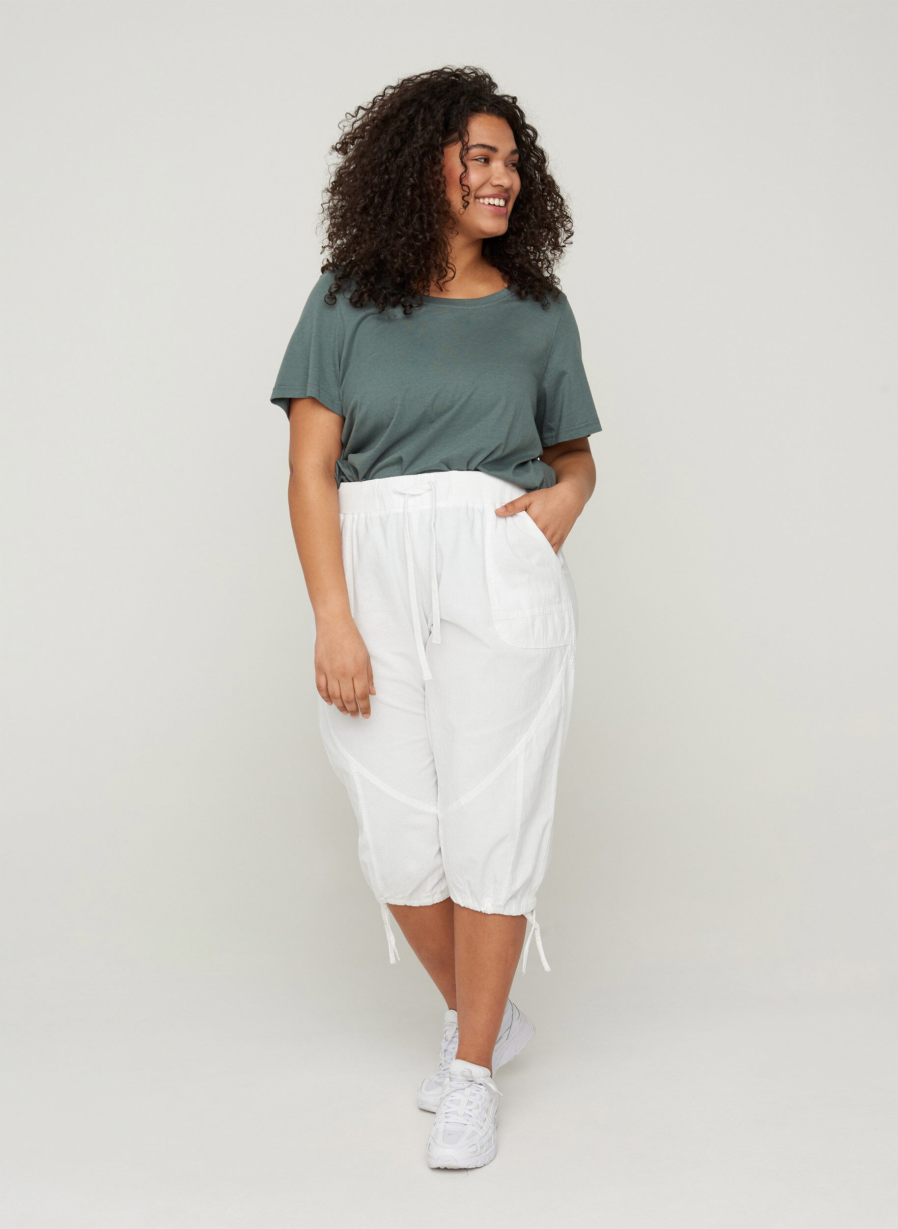 Zizzi Pantacourt ample en coton, Blanc, Model image number 1
