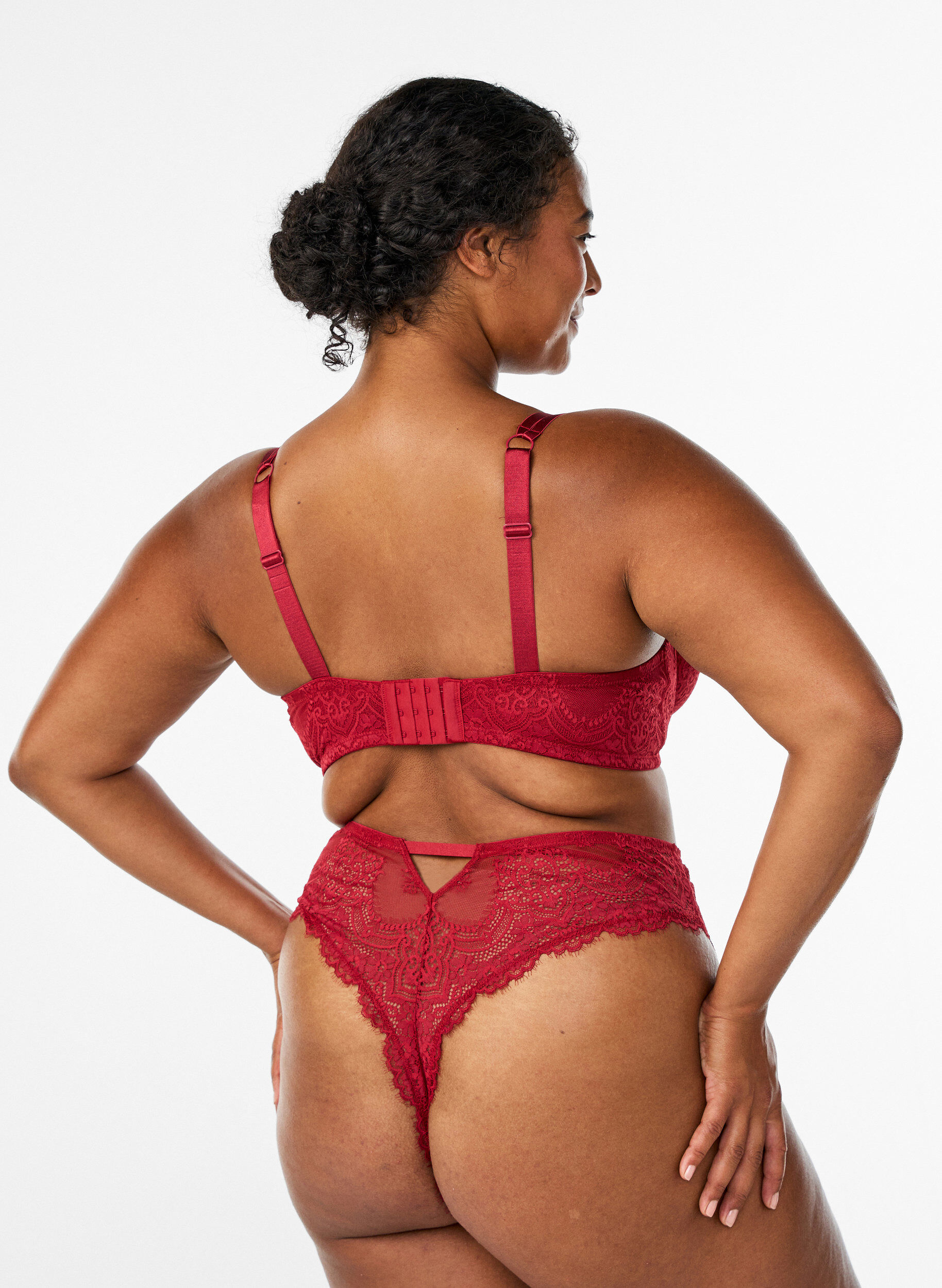 Zizzi Thong en dentelle avec une ouverture au dos, Rouge, Model image number 1