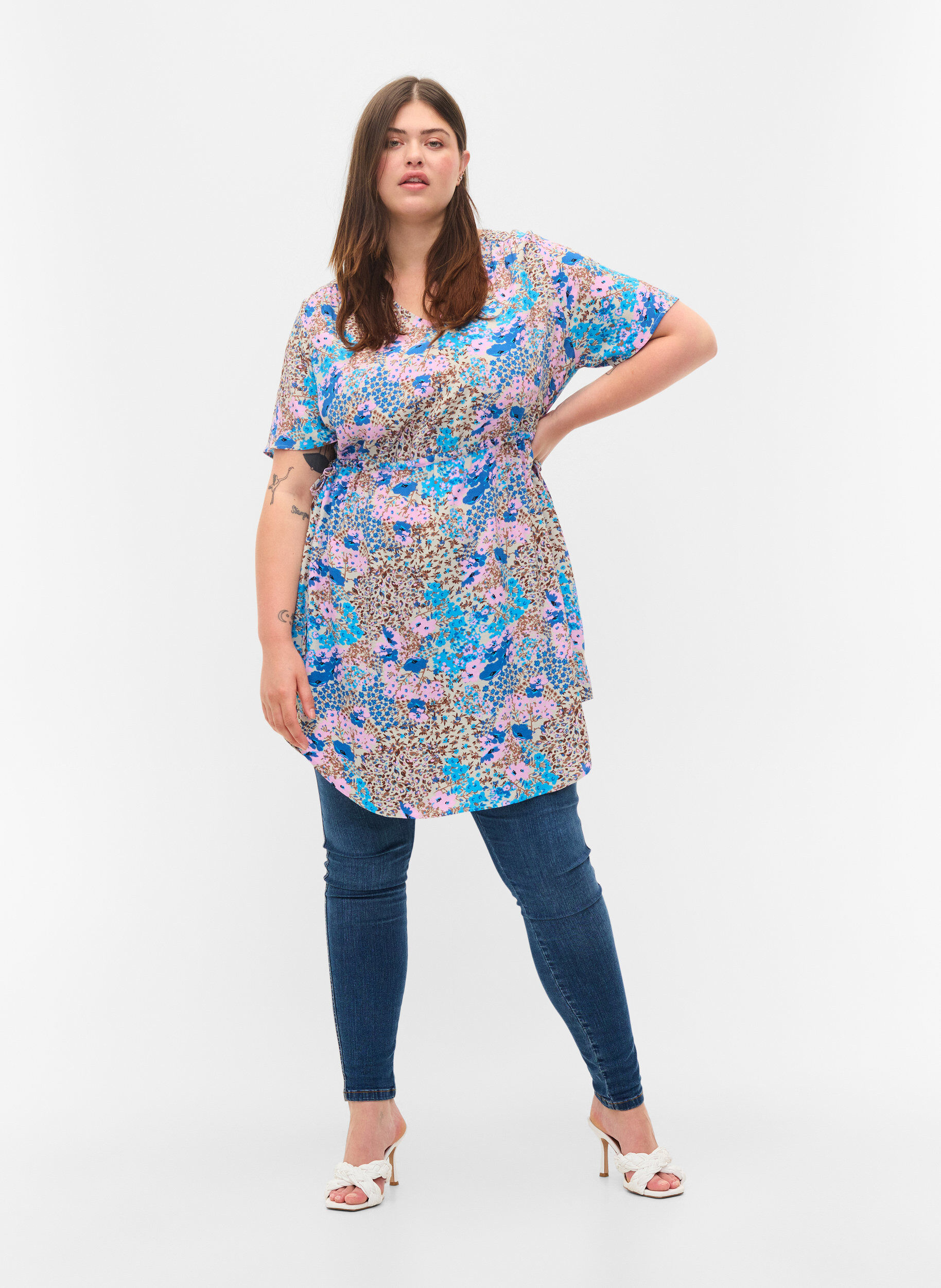 Zizzi Robe &agrave; motifs avec d&eacute;tails &agrave; nouer, Blue Rose Flower, Model image number 2