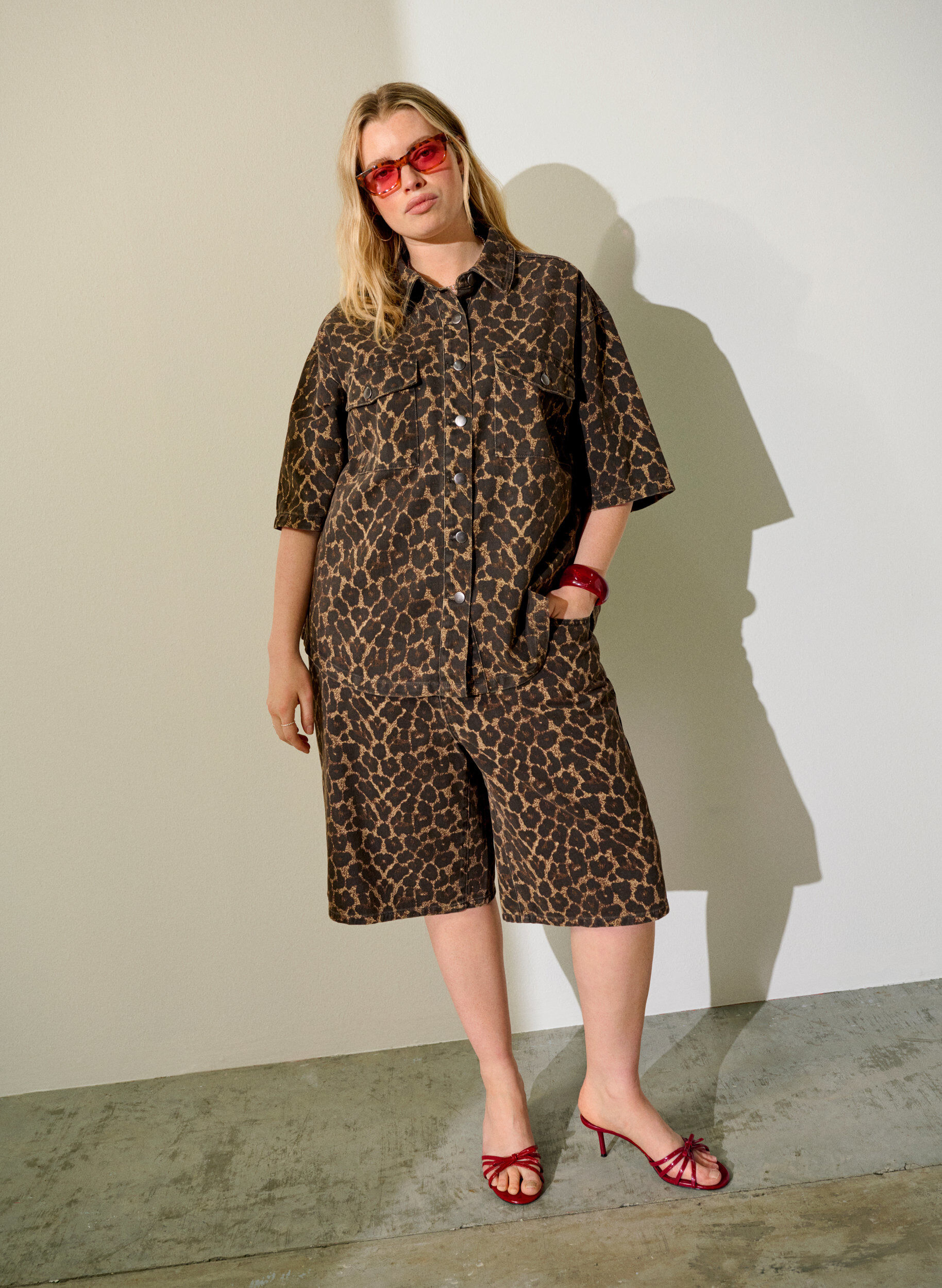 Bermuda en jean avec imprim&eacute; l&eacute;opard