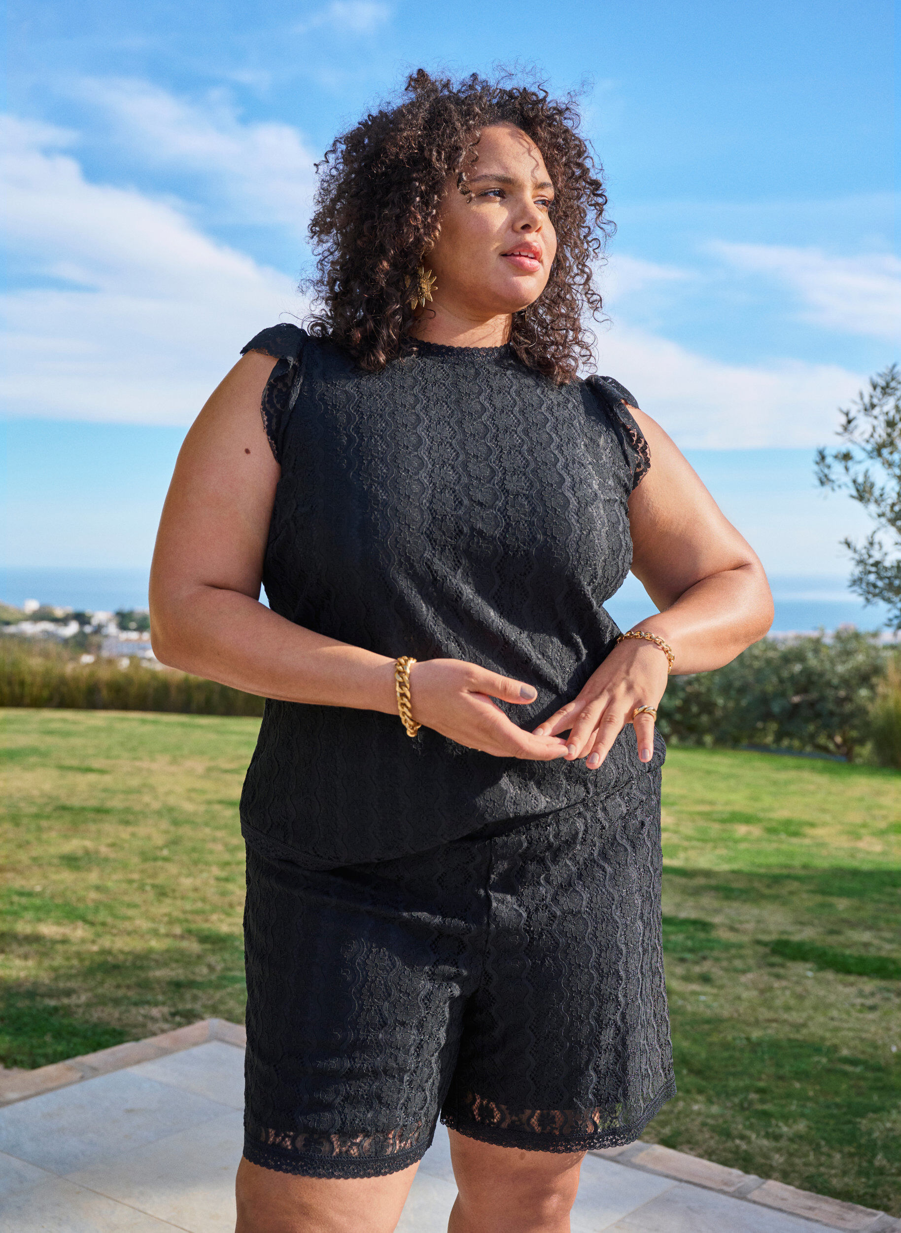 Zizzi Shorts en dentelle &agrave; taille haute, Noir, Image image number 0