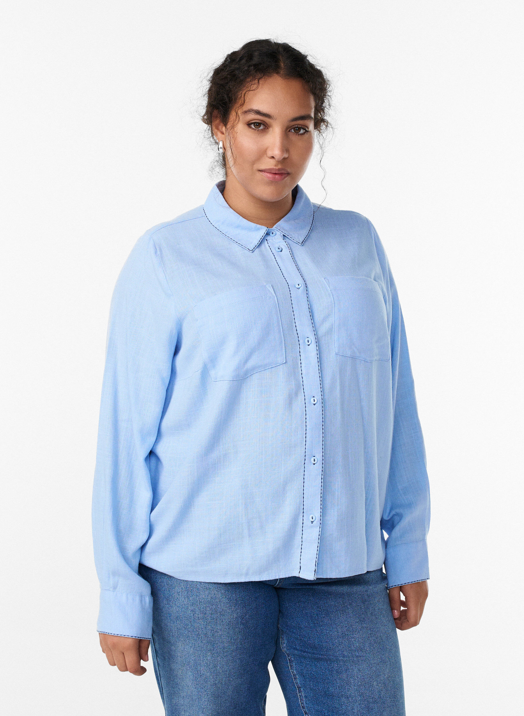 Chemise avec surpiq&ucirc;res contrastantes et poches poitrine, Bleu Clair, Model
