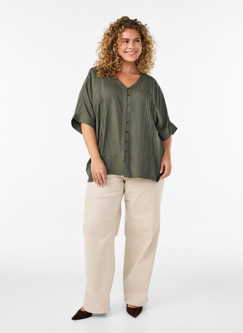 Blouse en viscose avec bordure crochet et boutons, Vert, Model image number 1