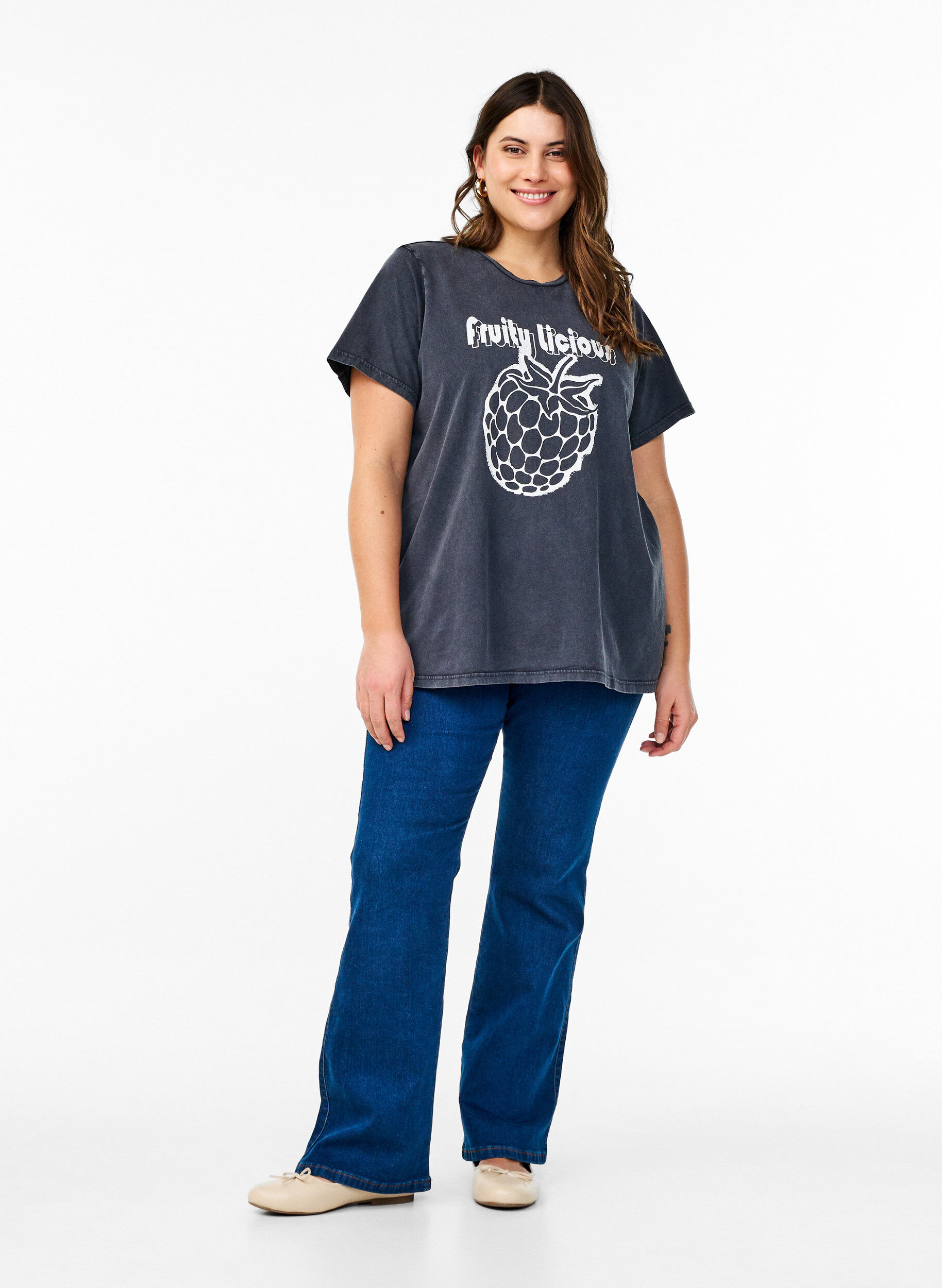 Zizzi T-shirt en coton biologique avec impression graphique, Gris, Model image number 1