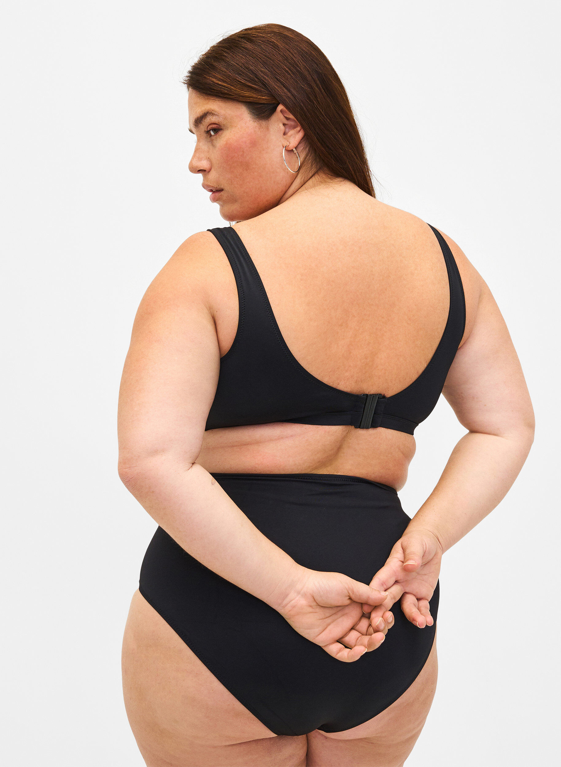 Zizzi Haut de bikini avec armature en V et coussinets amovibles, Noir, Model image number 2