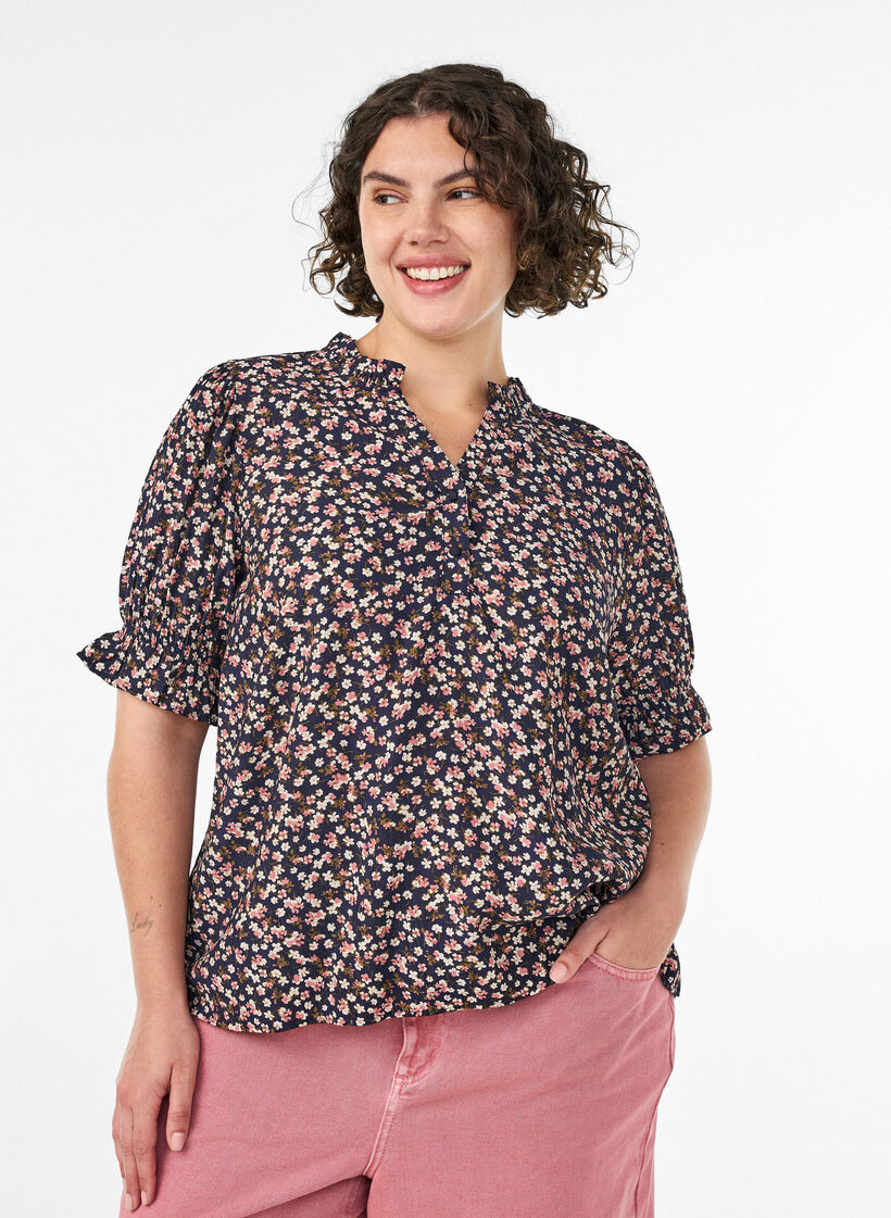 Blouse &agrave; imprim&eacute; floral en viscose avec manches courtes et d&eacute;tails smock&eacute;s, Bleu, Model image number 0