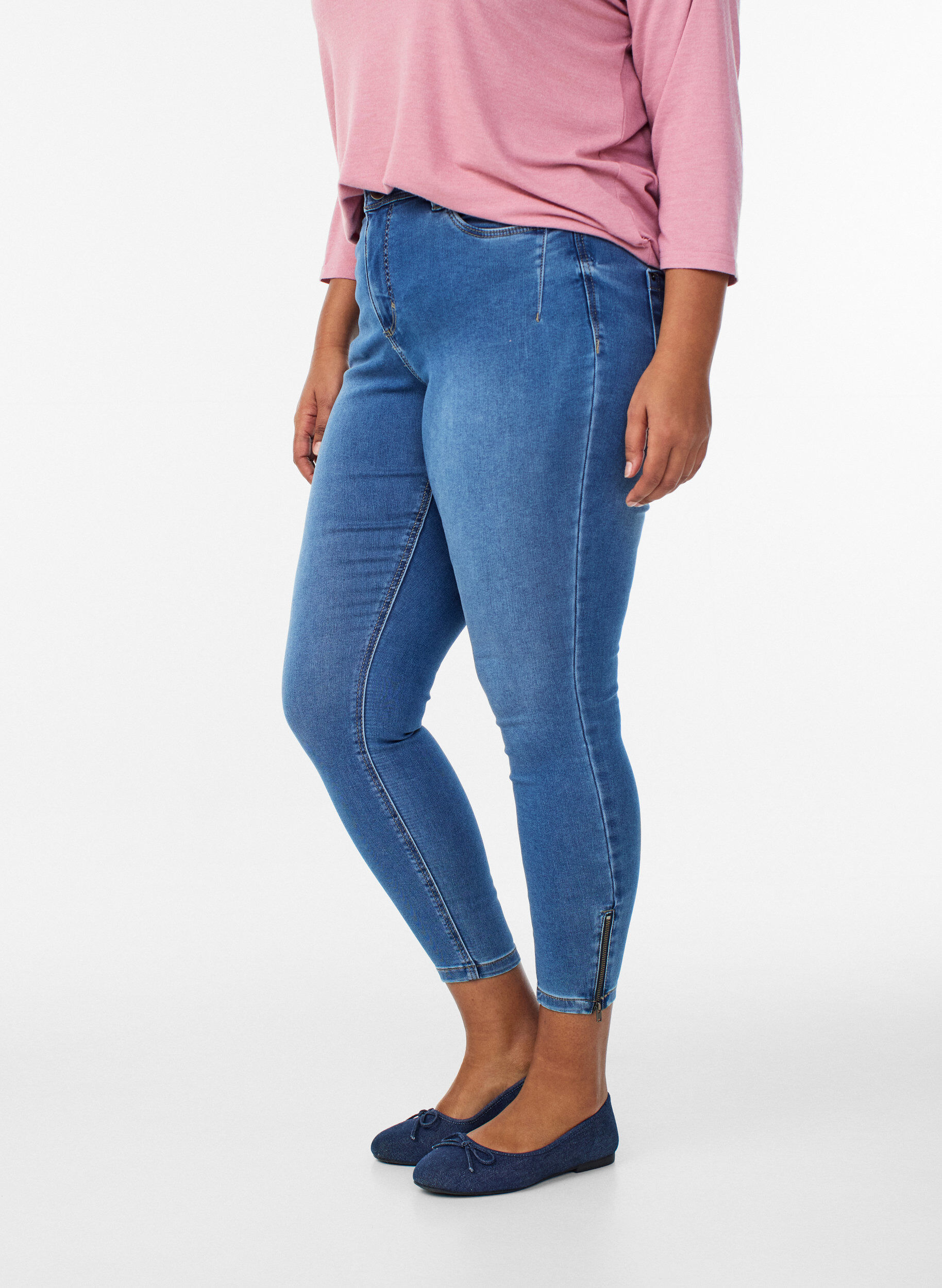 Zizzi Jean crop Amy avec d&eacute;tails zipp&eacute;s, Bleu, Model image number 2