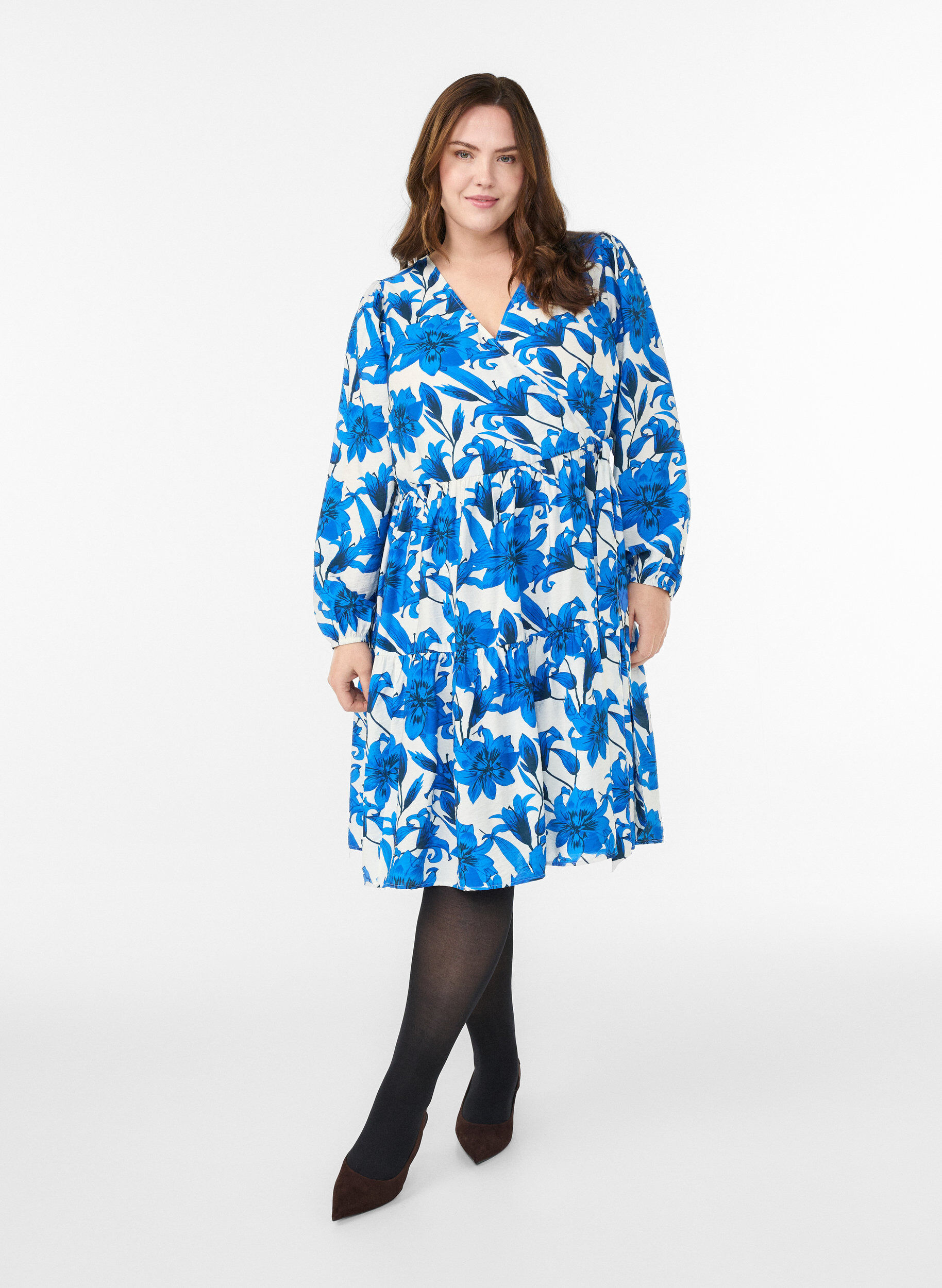 Zizzi Robe portefeuille &agrave; fleurs avec ceinture &agrave; nouer, Vanille, Model image number 1