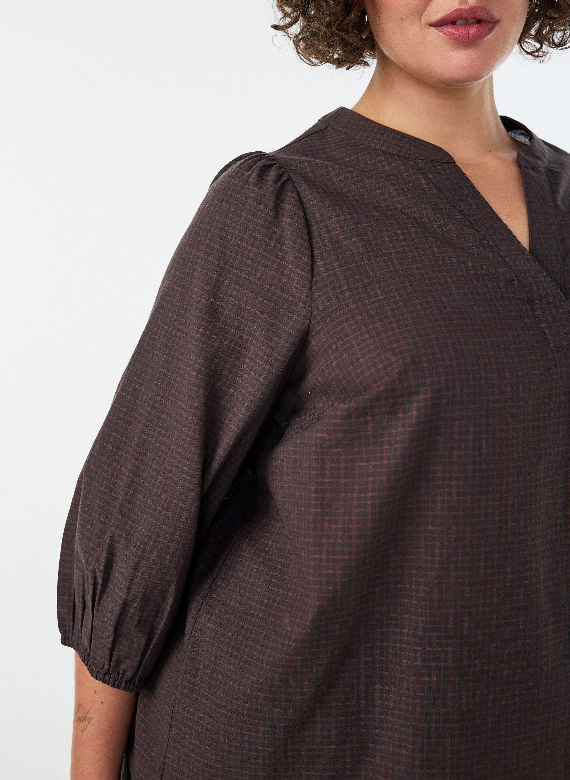 ZizziBlouse &agrave; carreaux avec col en V et manches 3/4, Marron, Model image number 3
