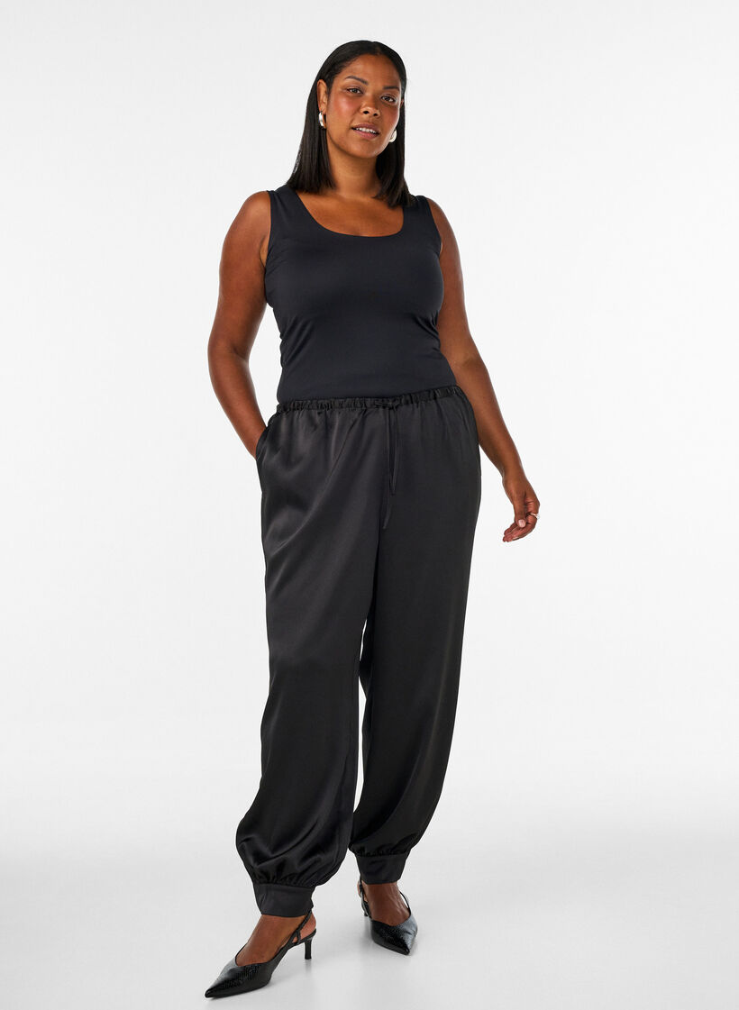 Top Basic ajust&eacute; en tissu lisse, Noir, Model image number 1
