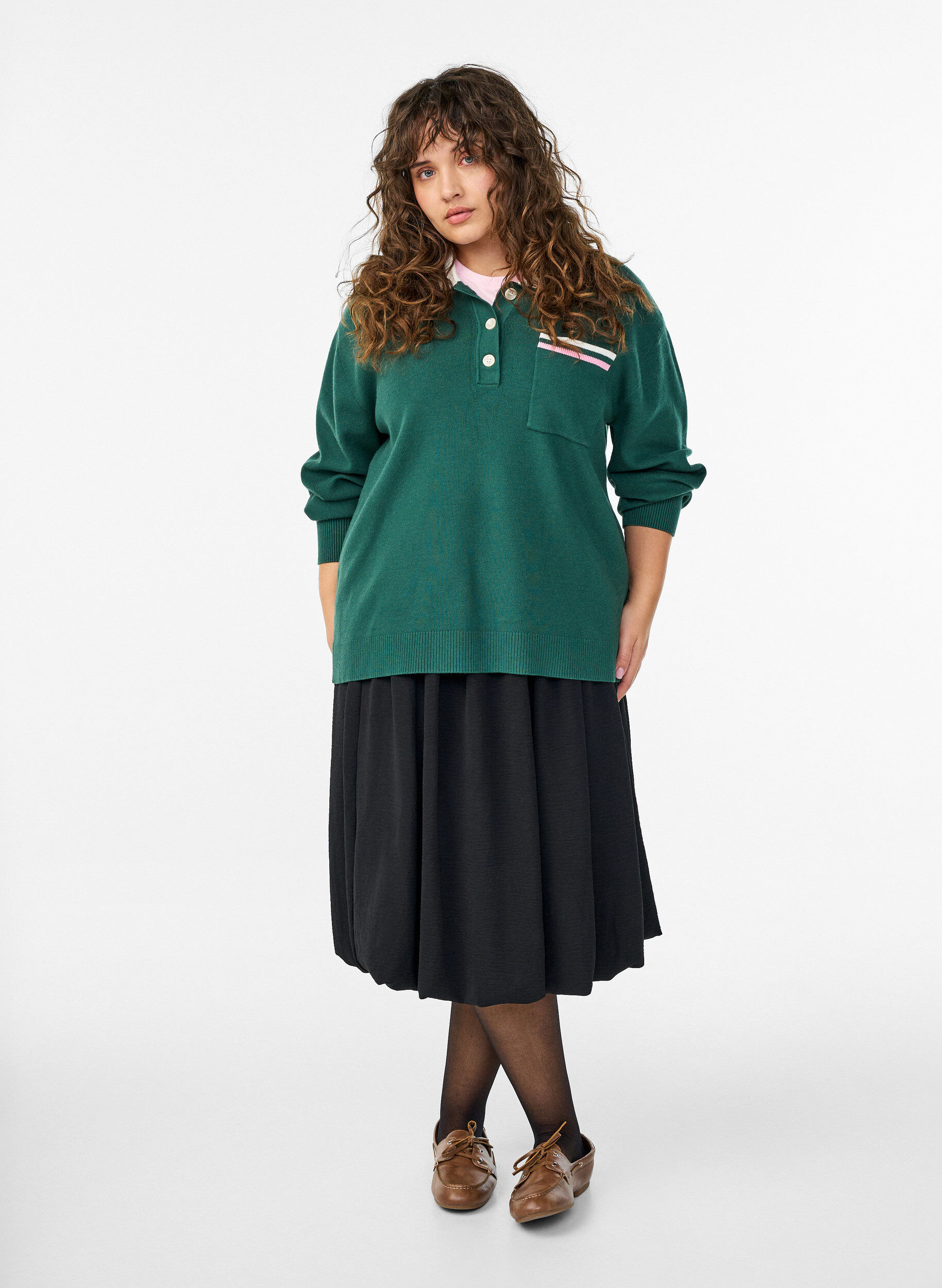 Zizzi Blouse en maille avec col polo et rayures contrastantes, Vert fonc&eacute;, Model image number 1