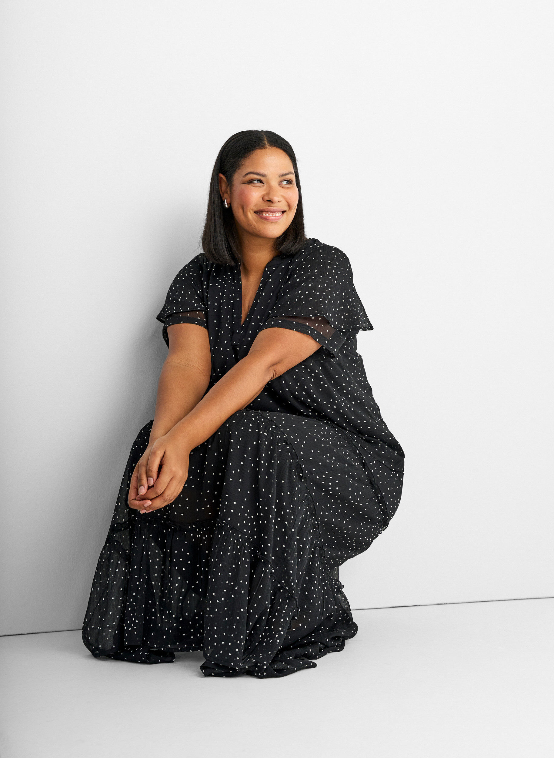 Zizzi Blouse en mousseline &agrave; pois avec manches &agrave; volants, Noir, Model image number 3