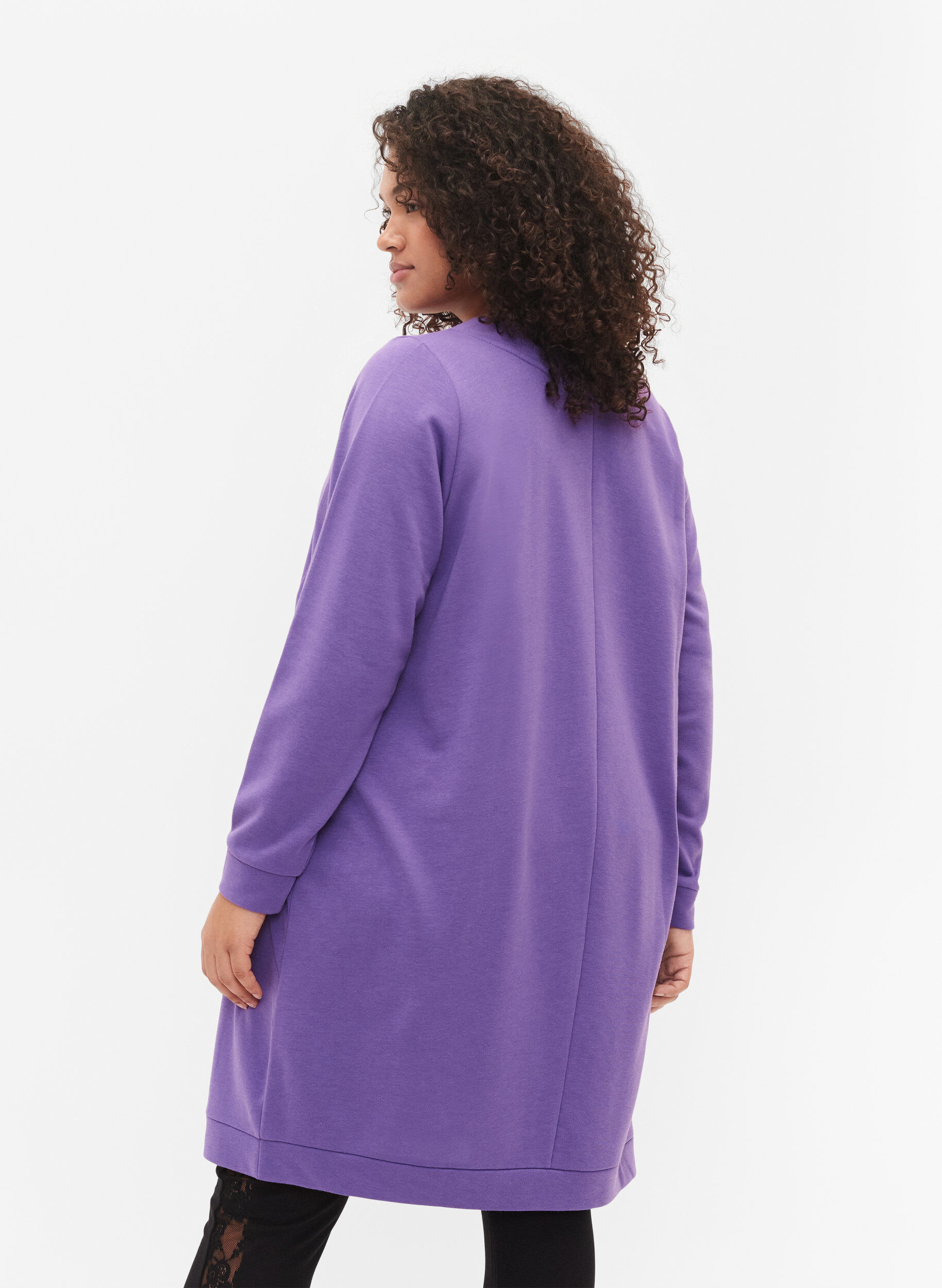 Zizzi Robe sweat-shirt avec col en V, Deep Lavender, Model image number 1