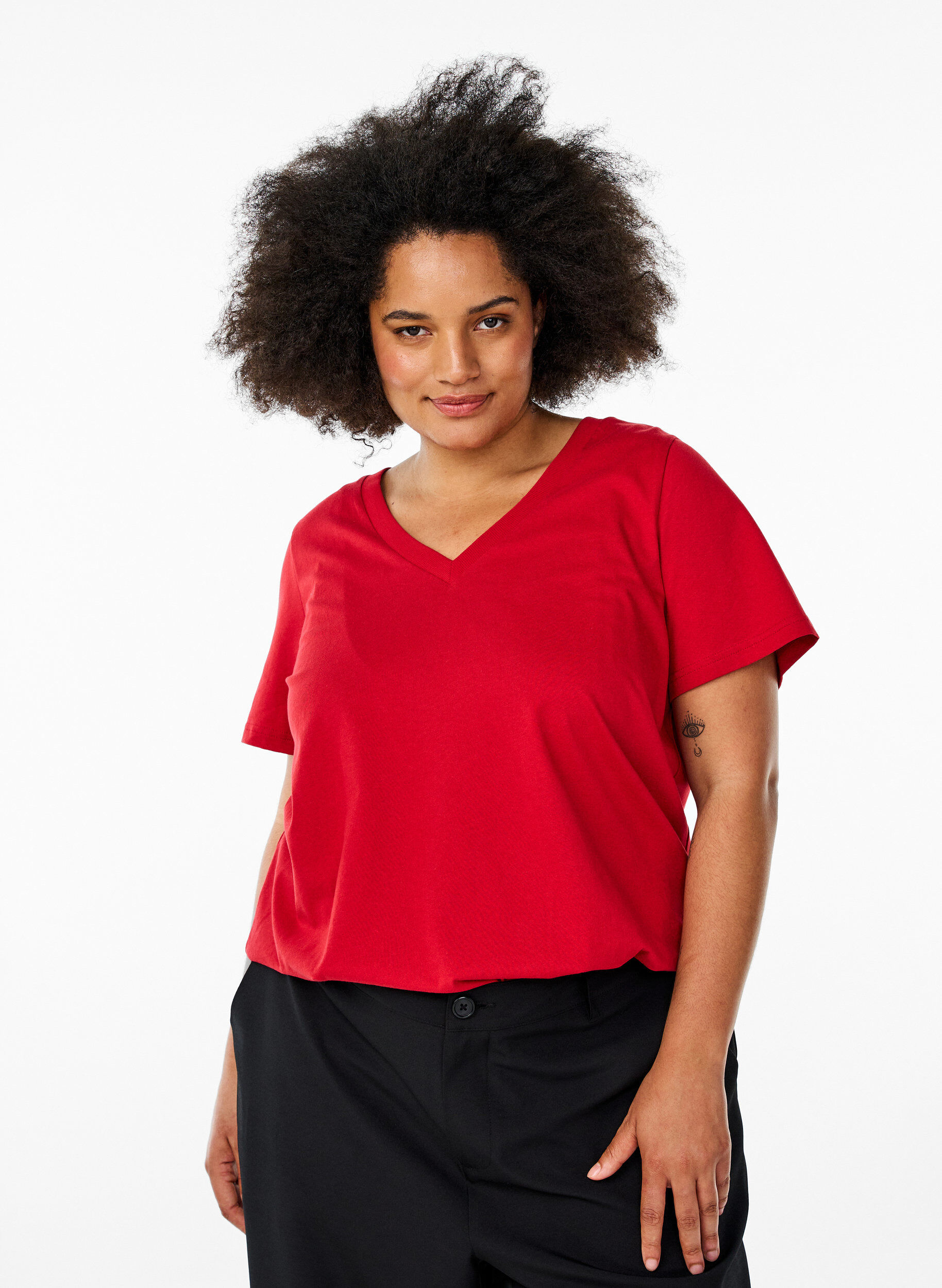T-shirt en coton simple avec encolure en V, Rouge, Model