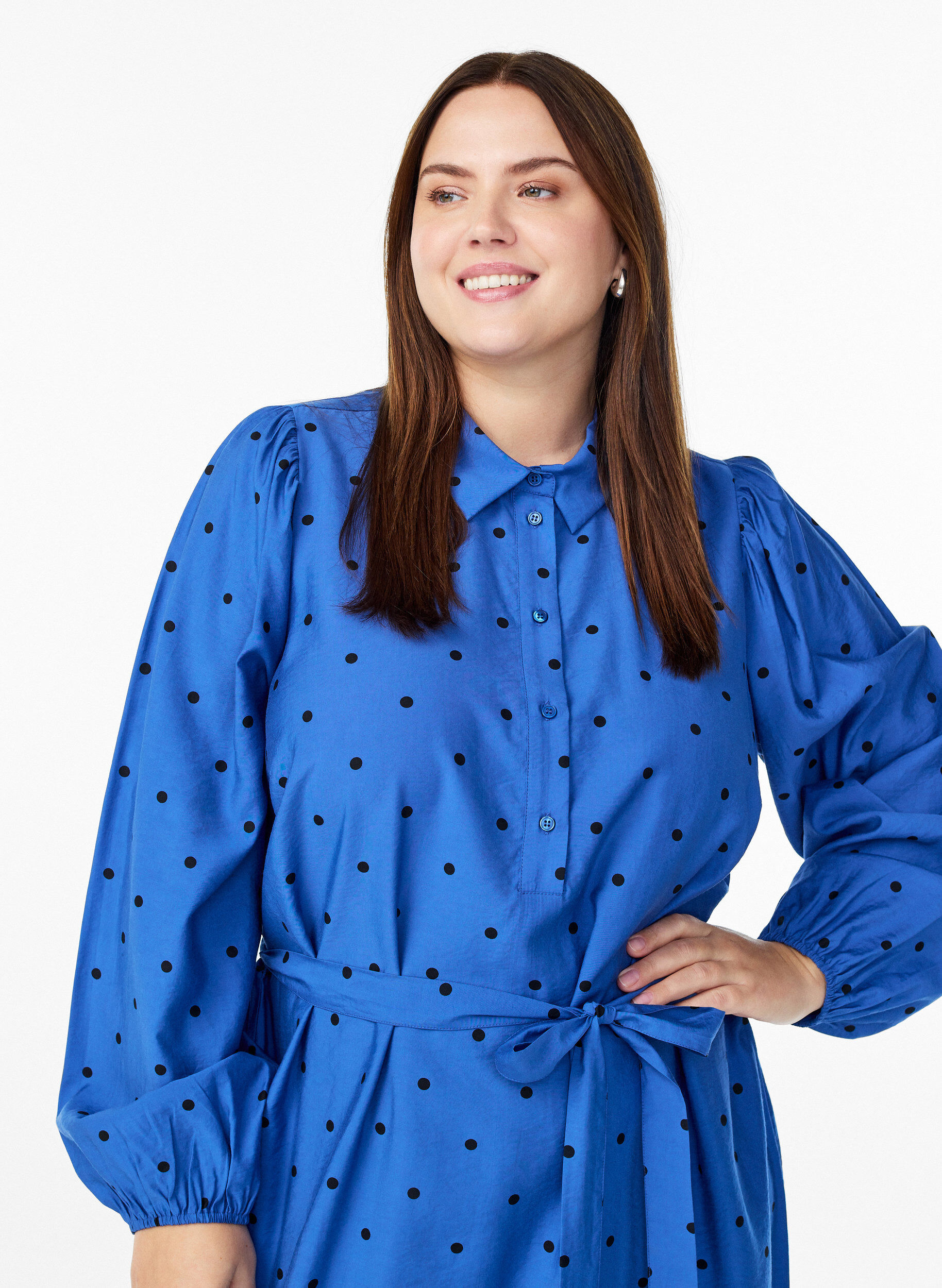 Zizzi Robe midi &agrave; pois avec ceinture &agrave; nouer amovible, Bleu, Model image number 2