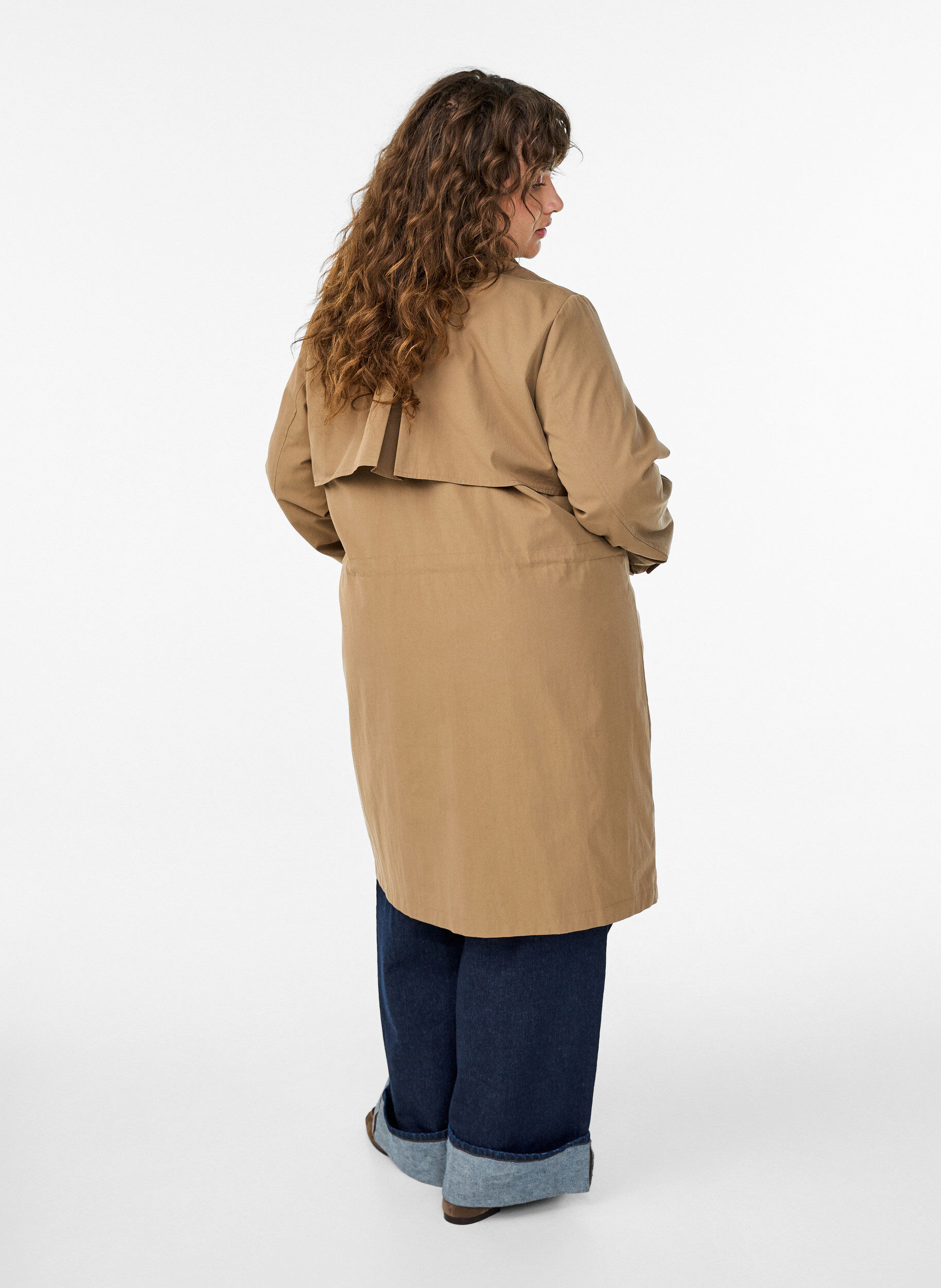 Zizzi Parka longue de printemps avec col en velours c&ocirc;tel&eacute;, Camel, Model image number 2