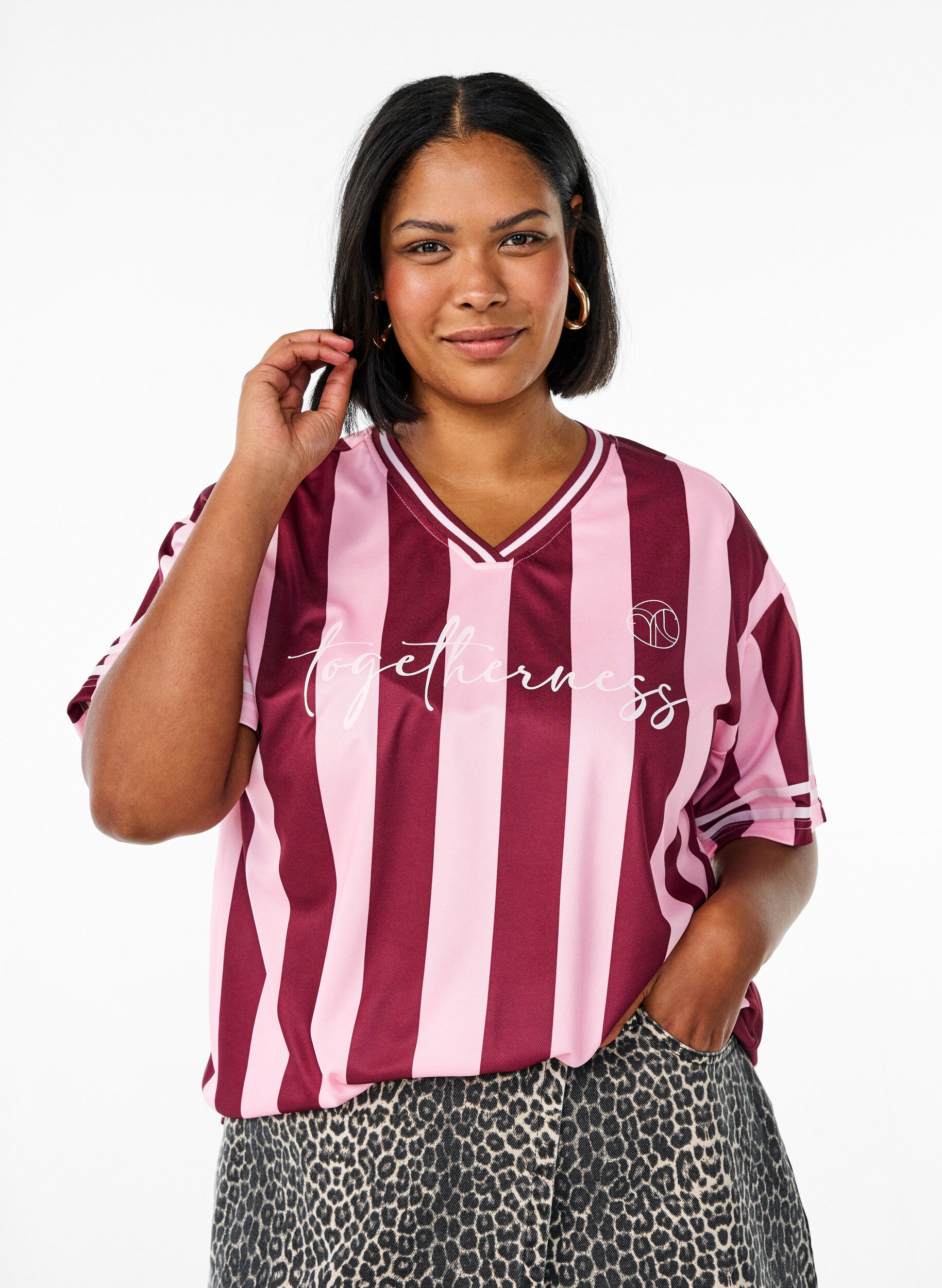 Zizzi T-shirt sportif avec des rayures et un motif avec du texte, Rose, Model image number 0