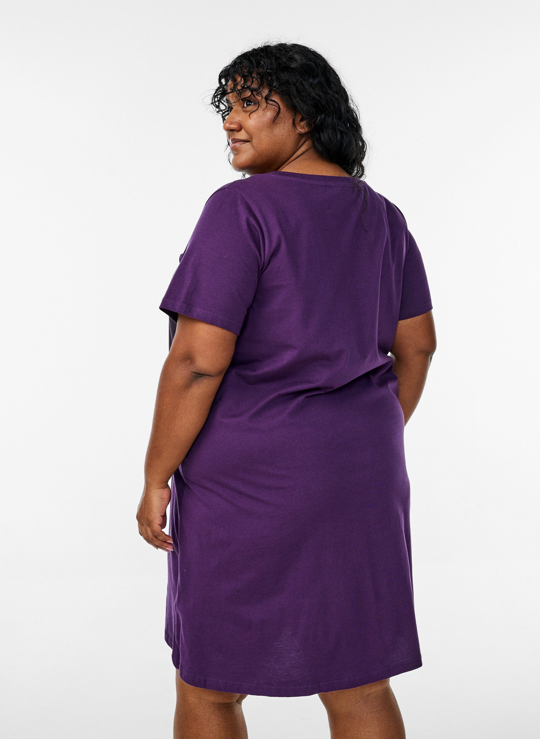 ZizziChemise de nuit en coton biologique et &agrave; col en V, Violet, Model image number 2