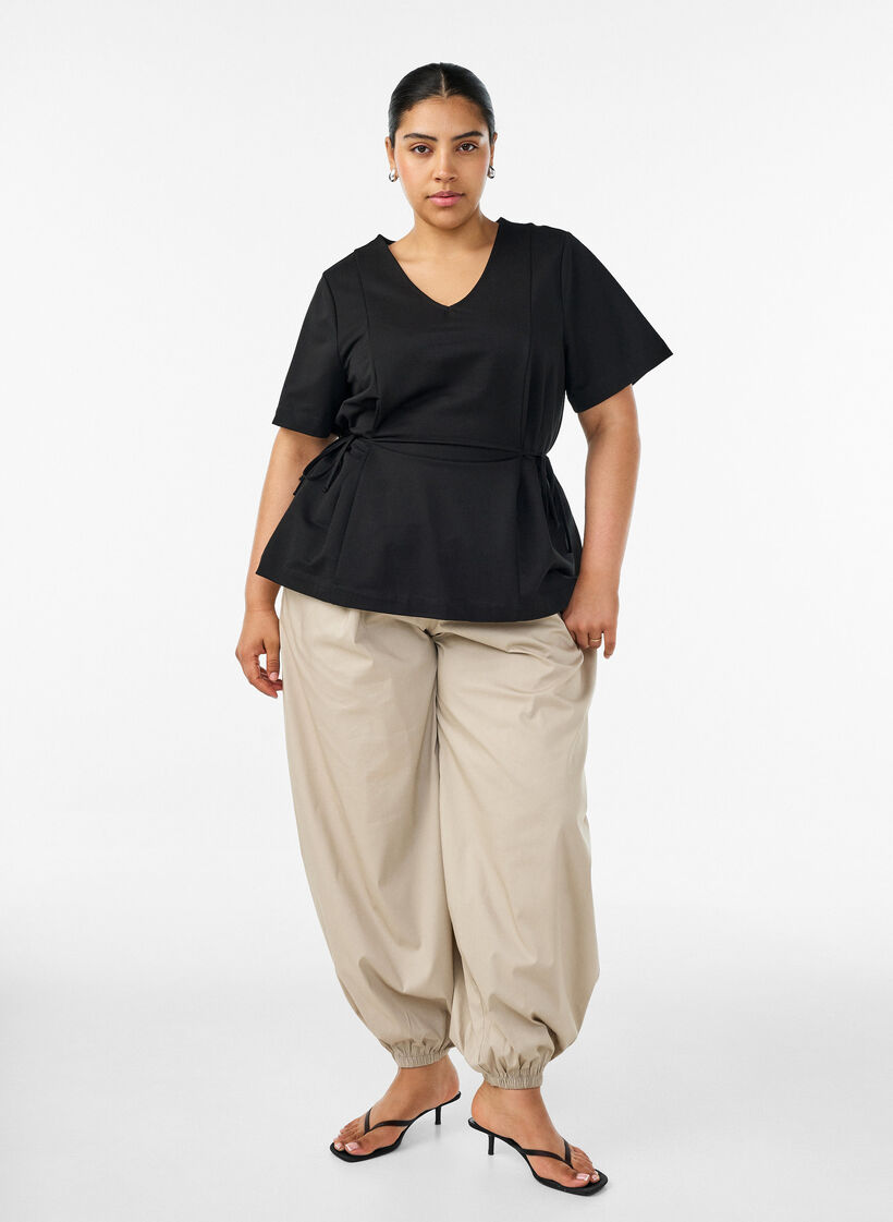 Blouse en m&eacute;lange de coton avec un col en V et un lien &agrave; nouer, Noir, Model image number 1