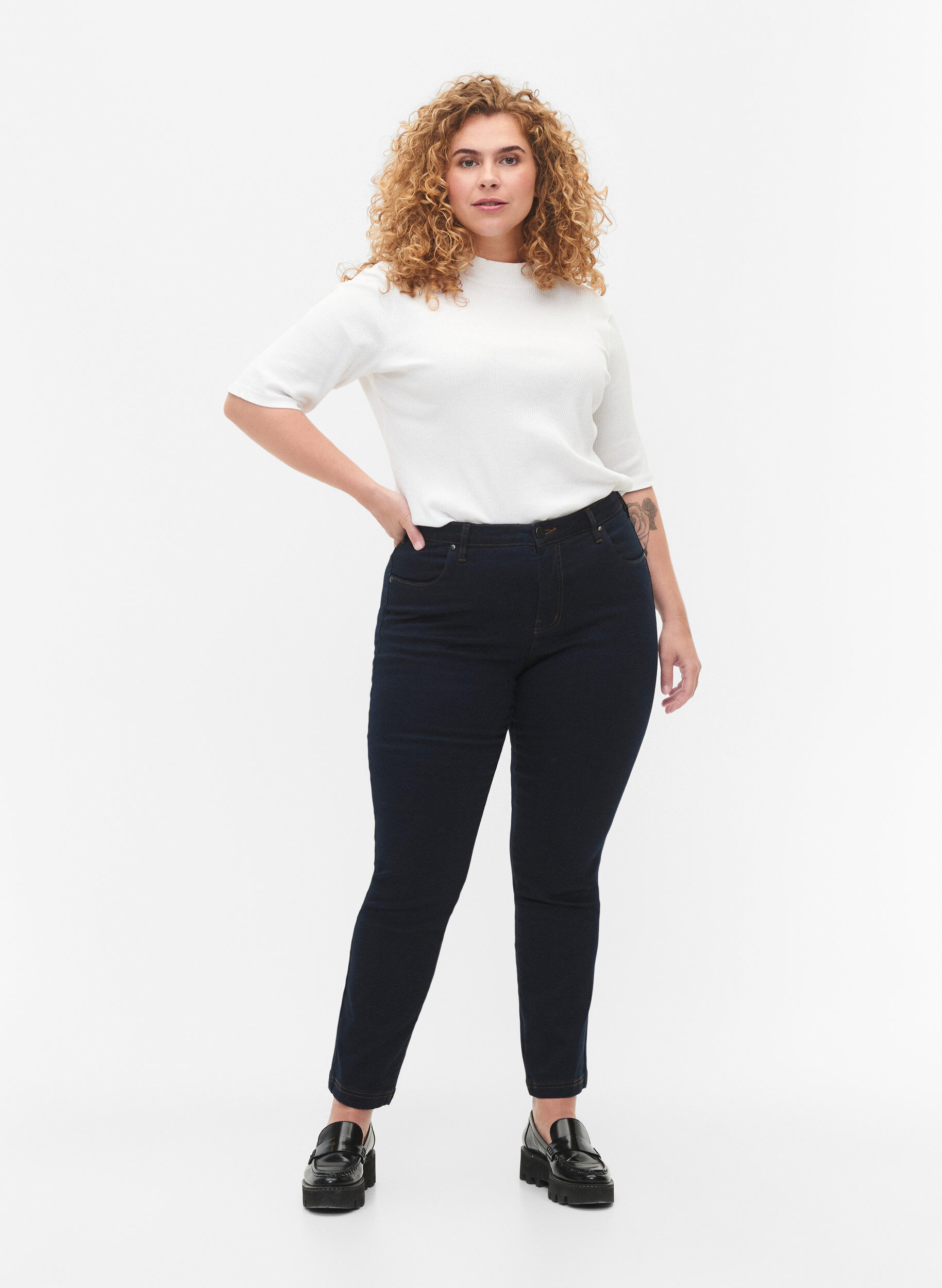 Zizzi Jeans Emily Slim fit &agrave; taille r&eacute;guli&egrave;re, Bleu, Model image number 0