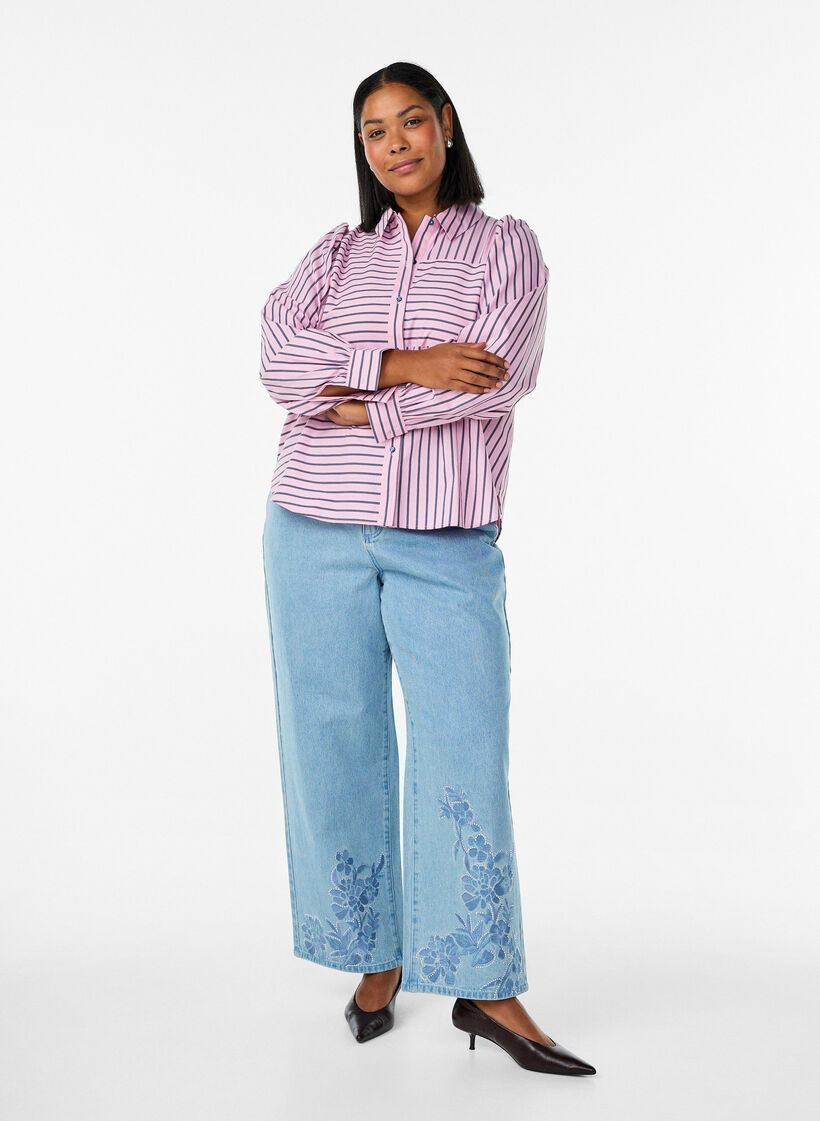 Jean Myra coupe large avec d&eacute;tails fleuris, Bleu Clair, Model image number 0