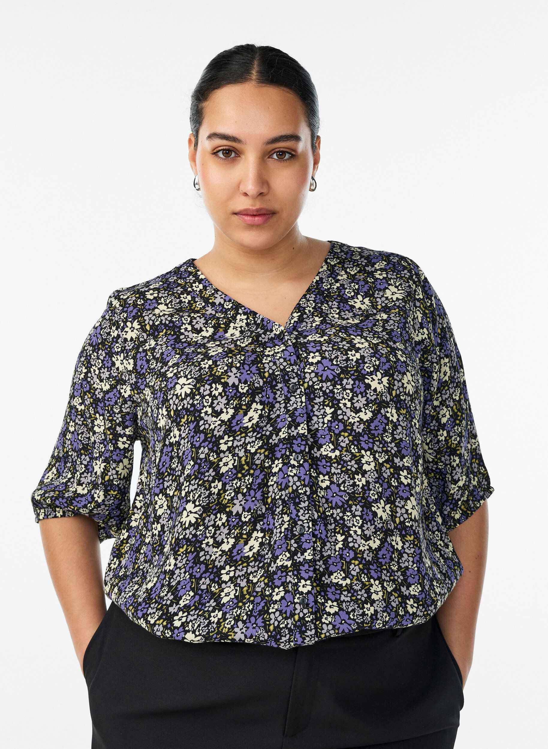 Zizzi Blouse imprim&eacute;e en viscose avec fermeture boutonn&eacute;e, Noir, Model image number 0