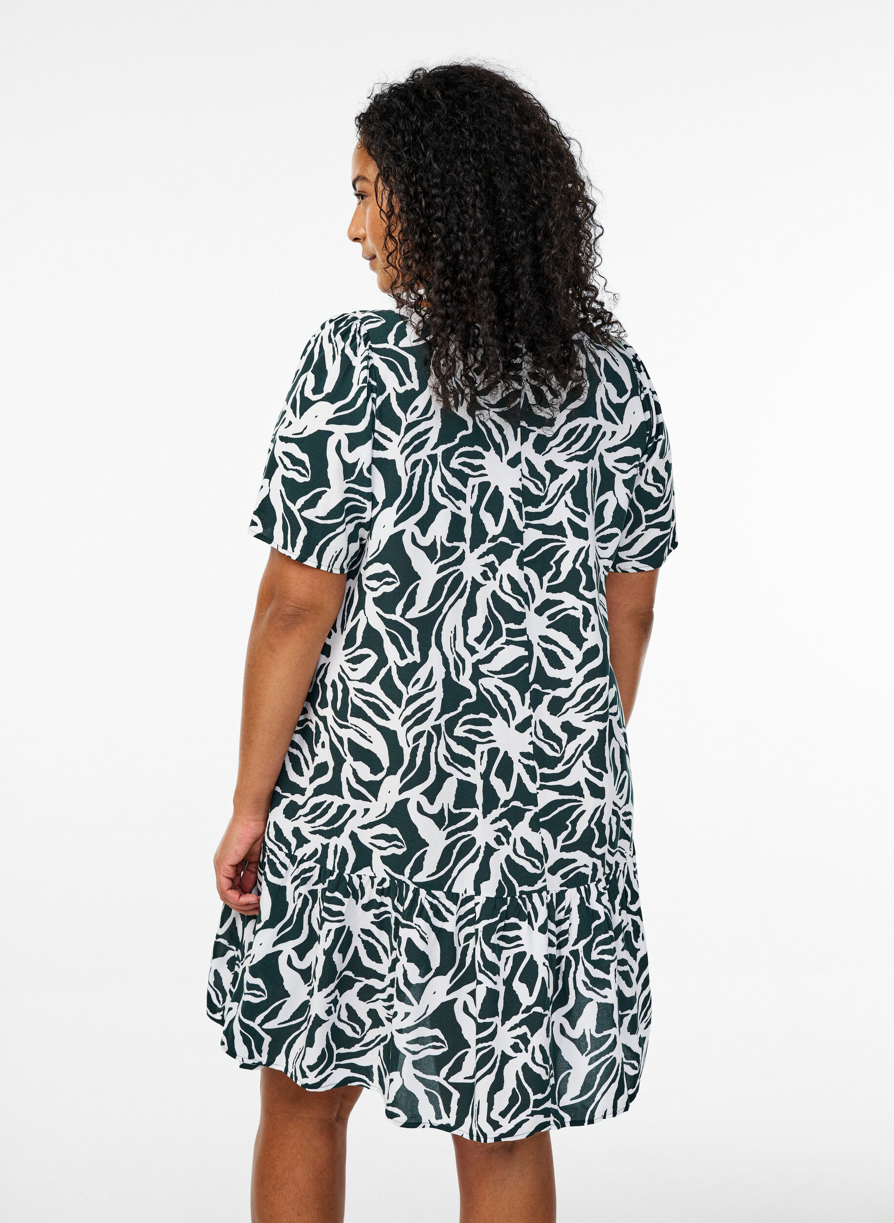 Zizzi FLASH - Robe en viscose avec d&eacute;coupe, Vert fonc&eacute;, Model image number 2