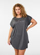 Chemise de nuit &agrave; manches courtes avec imprim&eacute; texte, Noir, Model image number 0