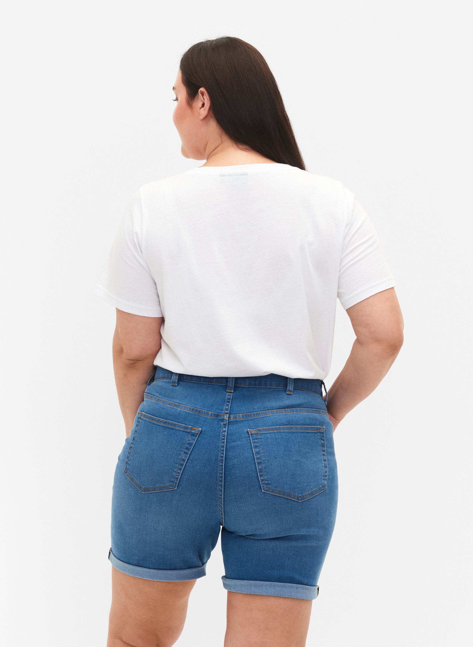 Zizzi Short en jean &agrave; taille haute et coupe ajust&eacute;e, Medium Blue Denim, Model image number 1