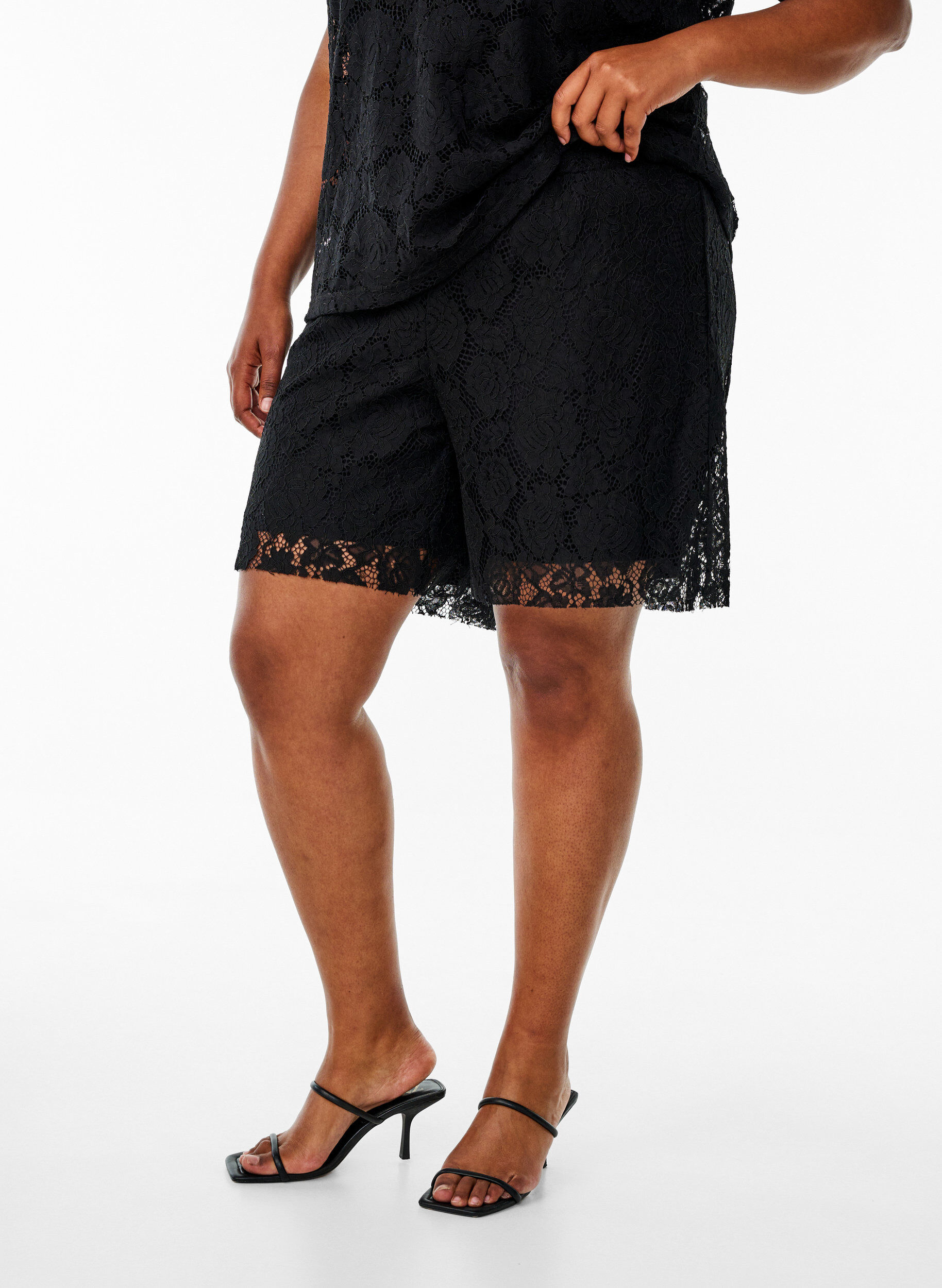 Zizzi Short ample en dentelle, Noir, Model image number 3