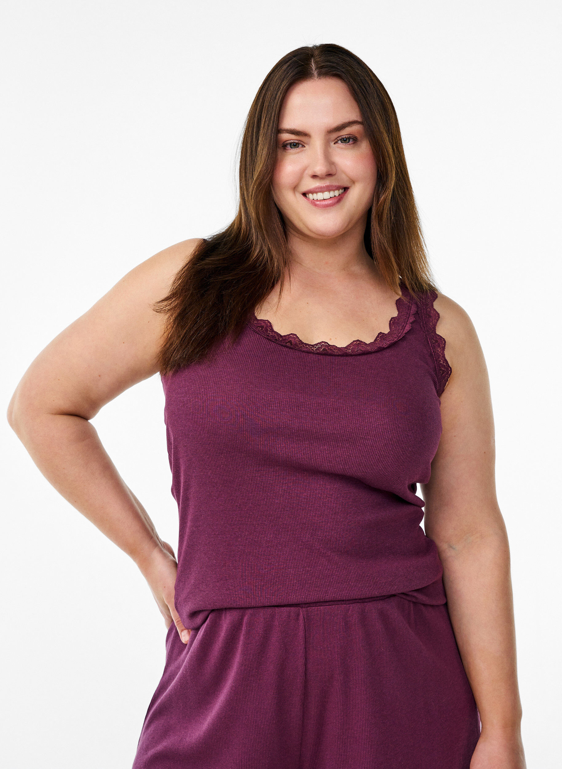 Zizzi Short de nuit ample &agrave; texture c&ocirc;tel&eacute;e et bordure en dentelle, Bordeaux fonc&eacute;, Model image number 0