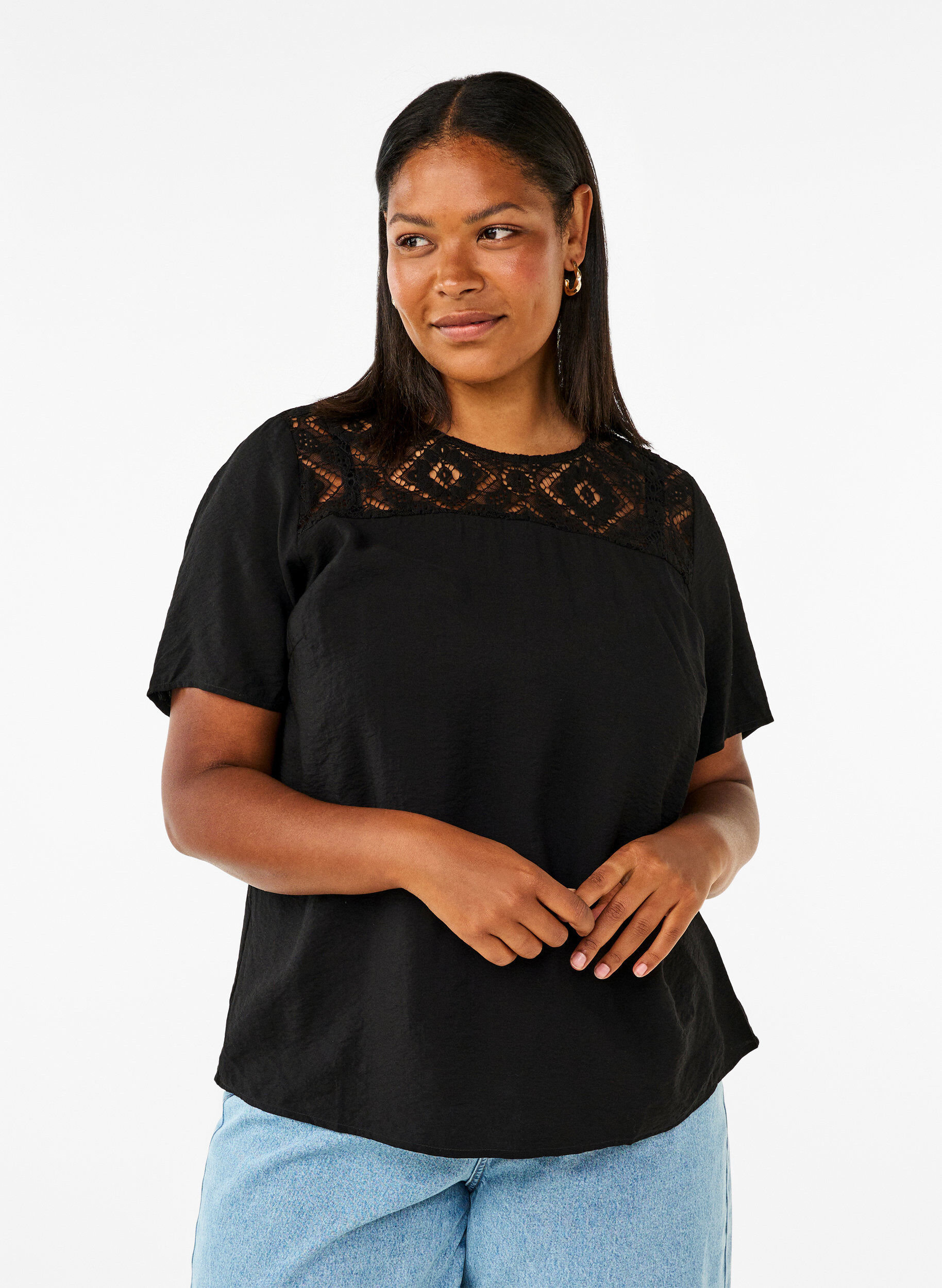Zizzi Chemisier &agrave; manches courtes en viscose avec d&eacute;tail en dentelle, Black, Model image number 0
