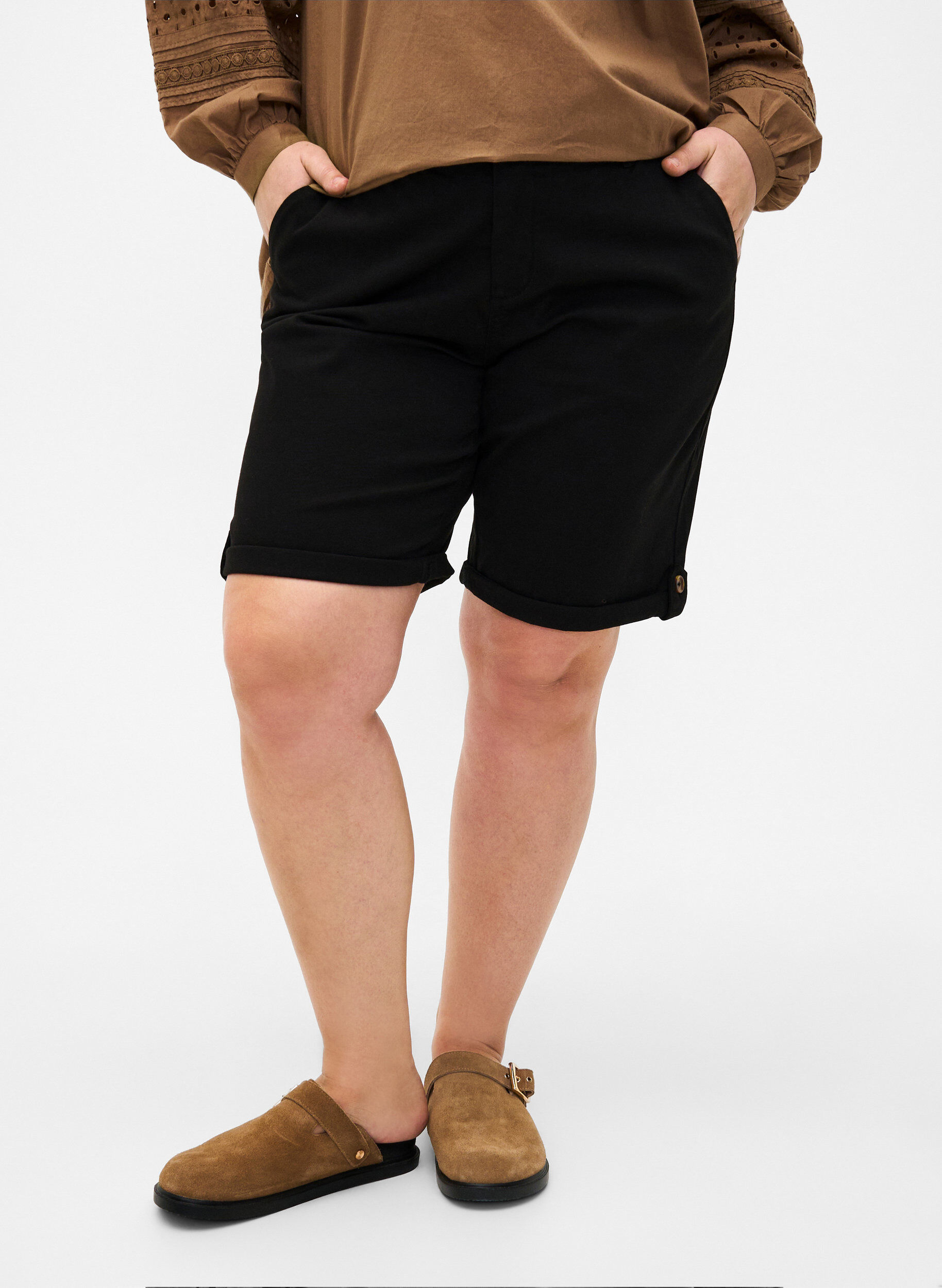 Zizzi Short chino &agrave; poches, Black, Model image number 2
