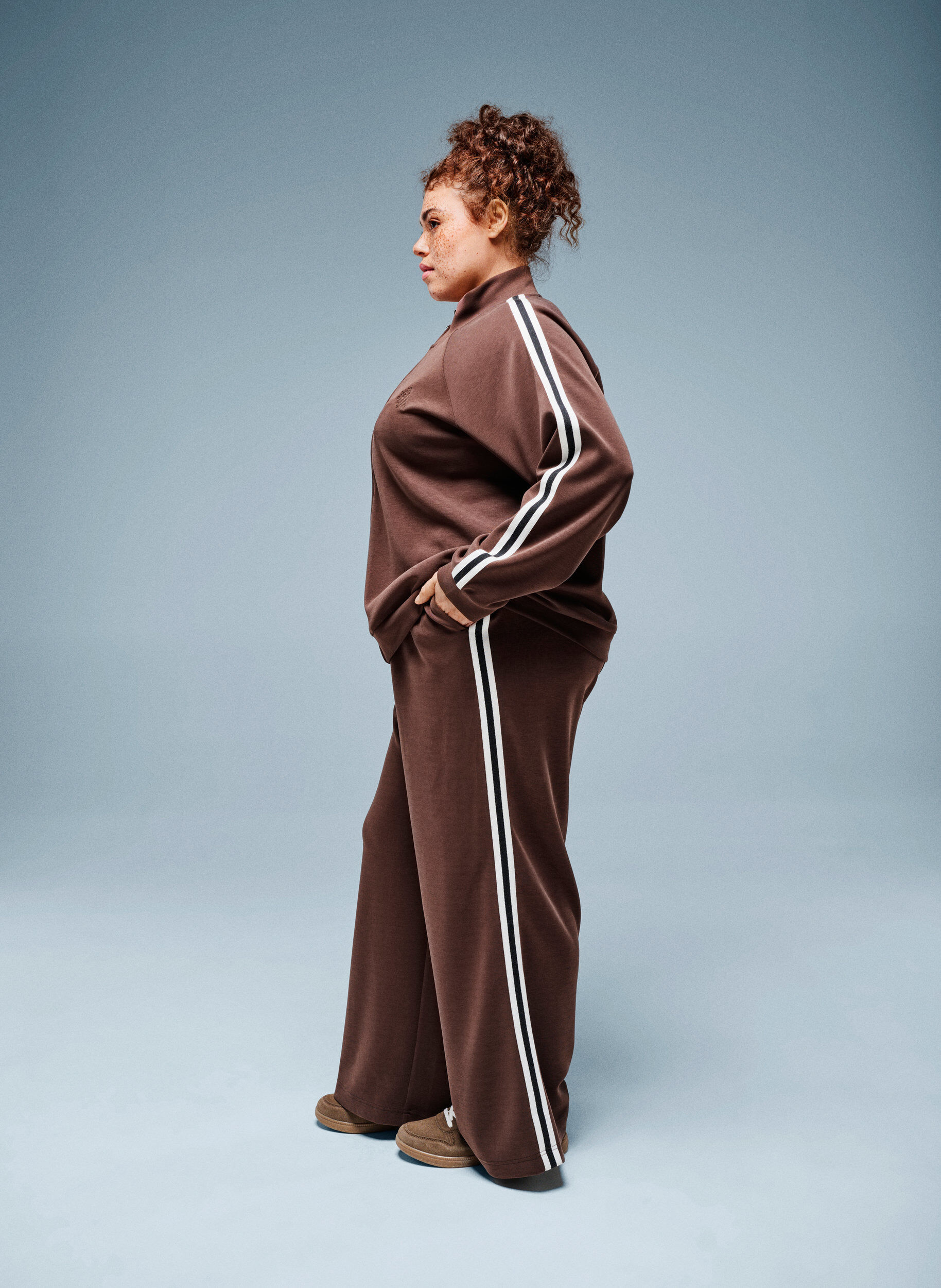 Zizzi Pantalon de training ample taille haute &agrave; rayures, Marron, Image image number 0