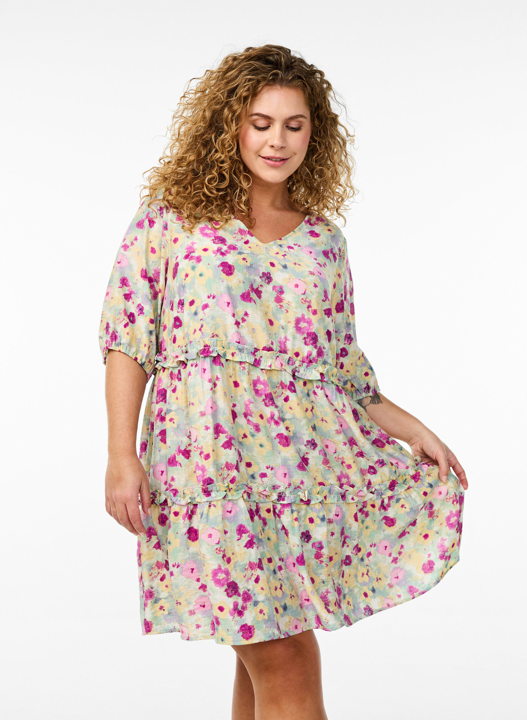Zizzi Robe d'&eacute;t&eacute; courte &agrave; imprim&eacute; floral, Vanille, Model image number 0