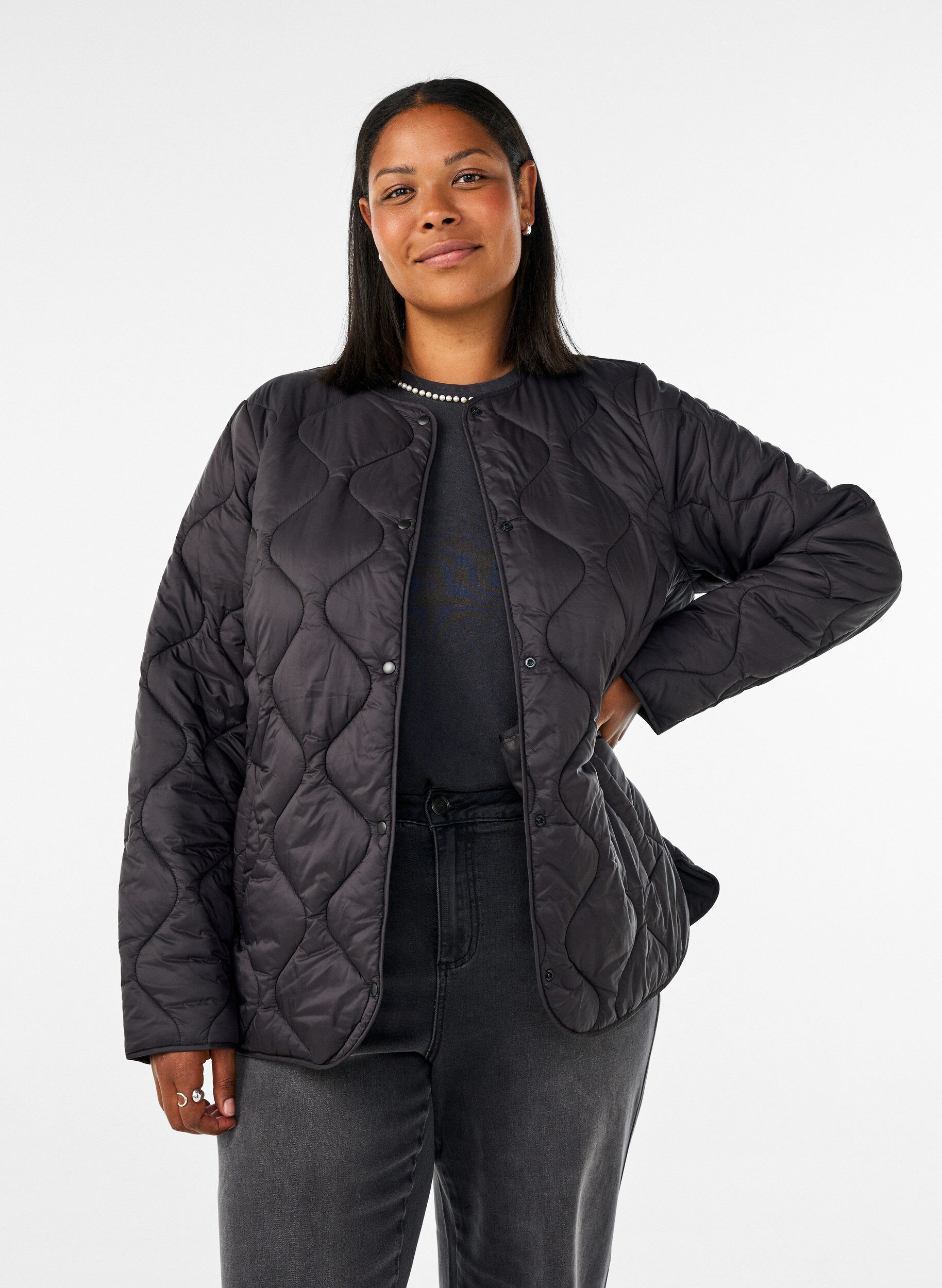 Veste matelass&eacute;e avec boutons-pression et col rond, Noir, Model