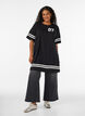 Robe T-shirt courte avec d&eacute;tails sportifs, Noir, Model image number 1