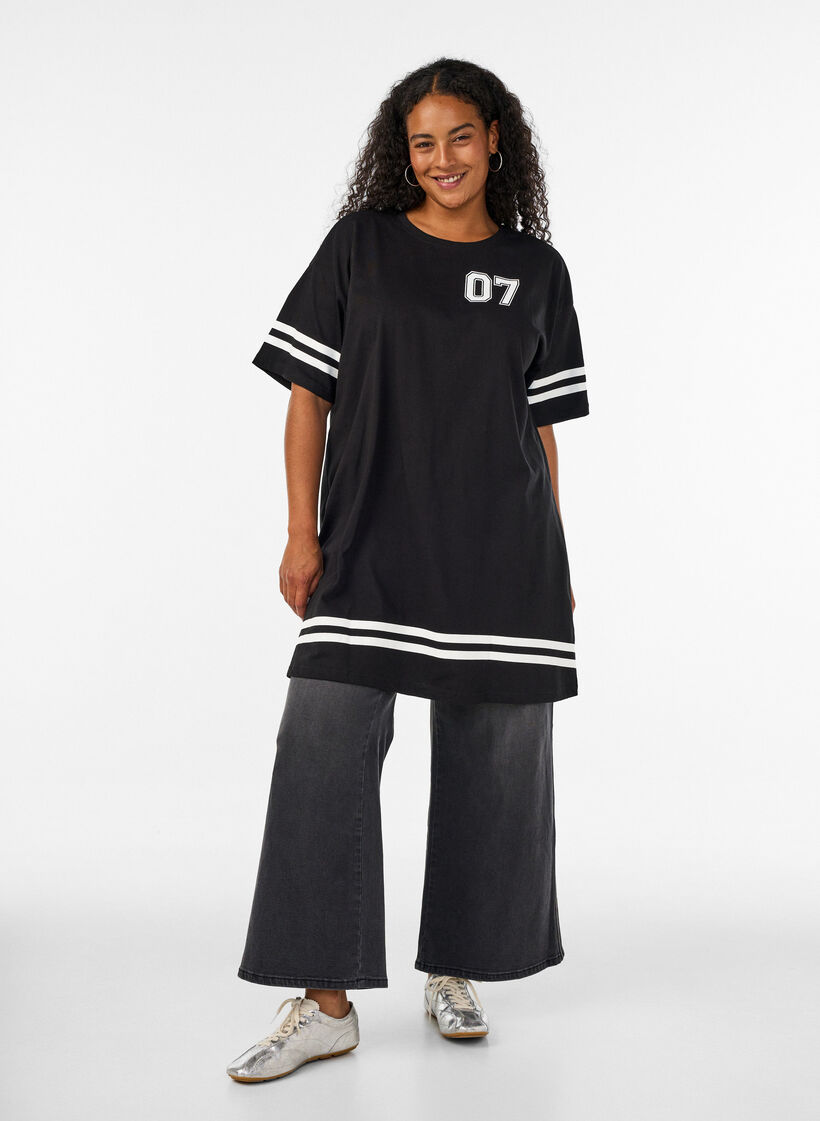 Robe T-shirt courte avec d&eacute;tails sportifs, Noir, Model image number 1