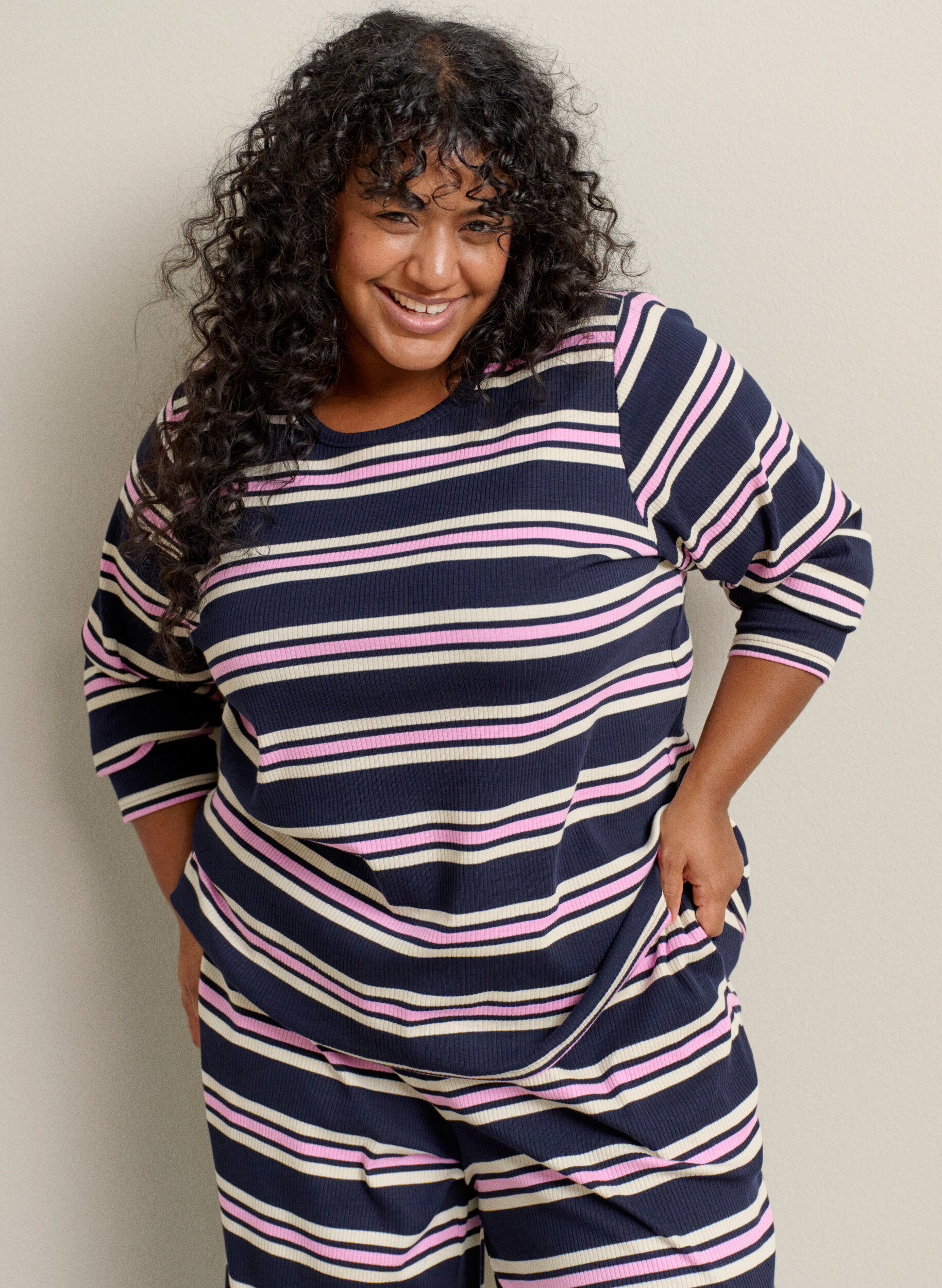 Zizzi Bas de pyjama &agrave; rayures et coupe ample, Bleu, Image image number 0