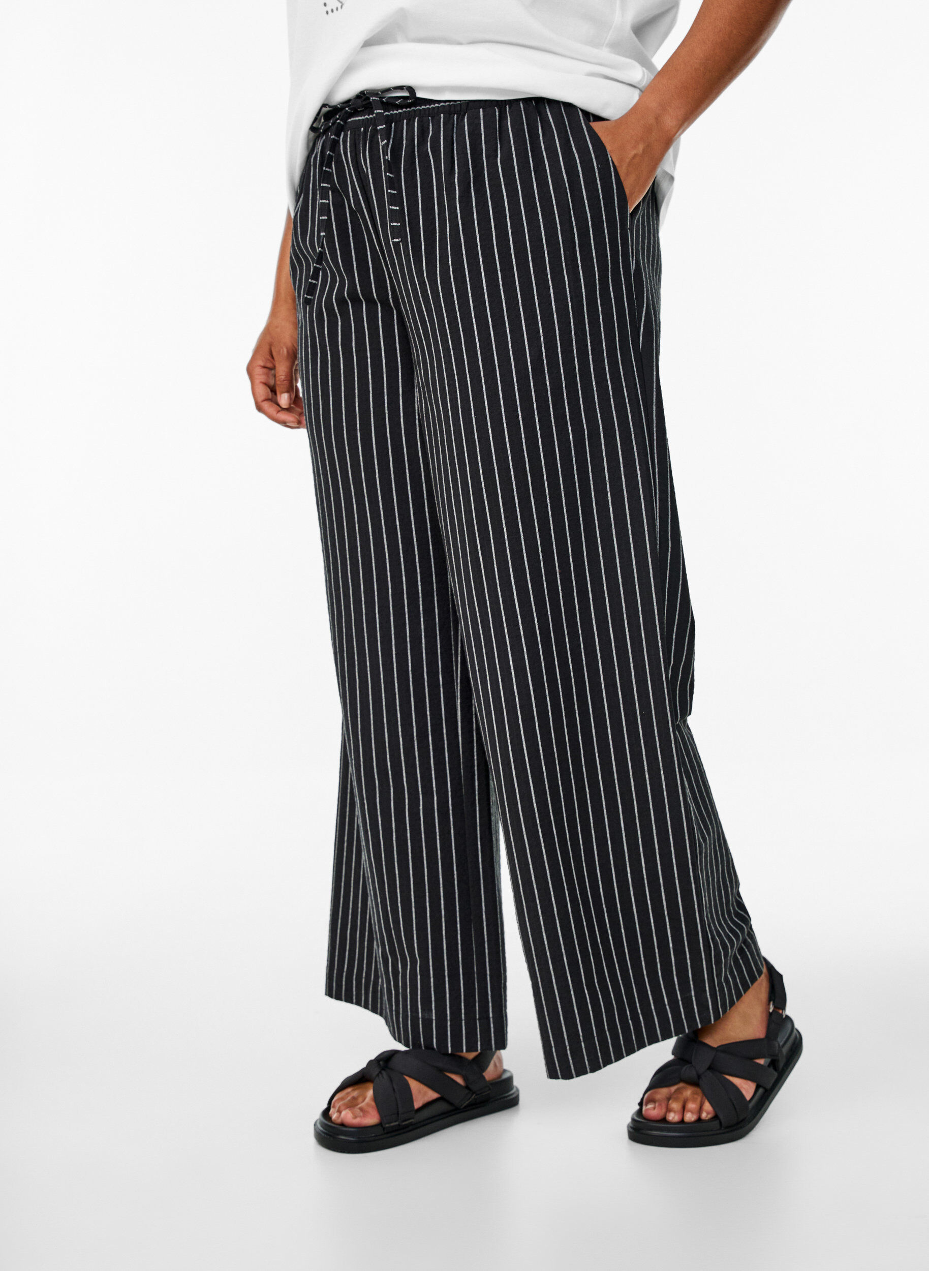Zizzi Pantalon ample avec taille haute et poches, Noir, Model image number 3
