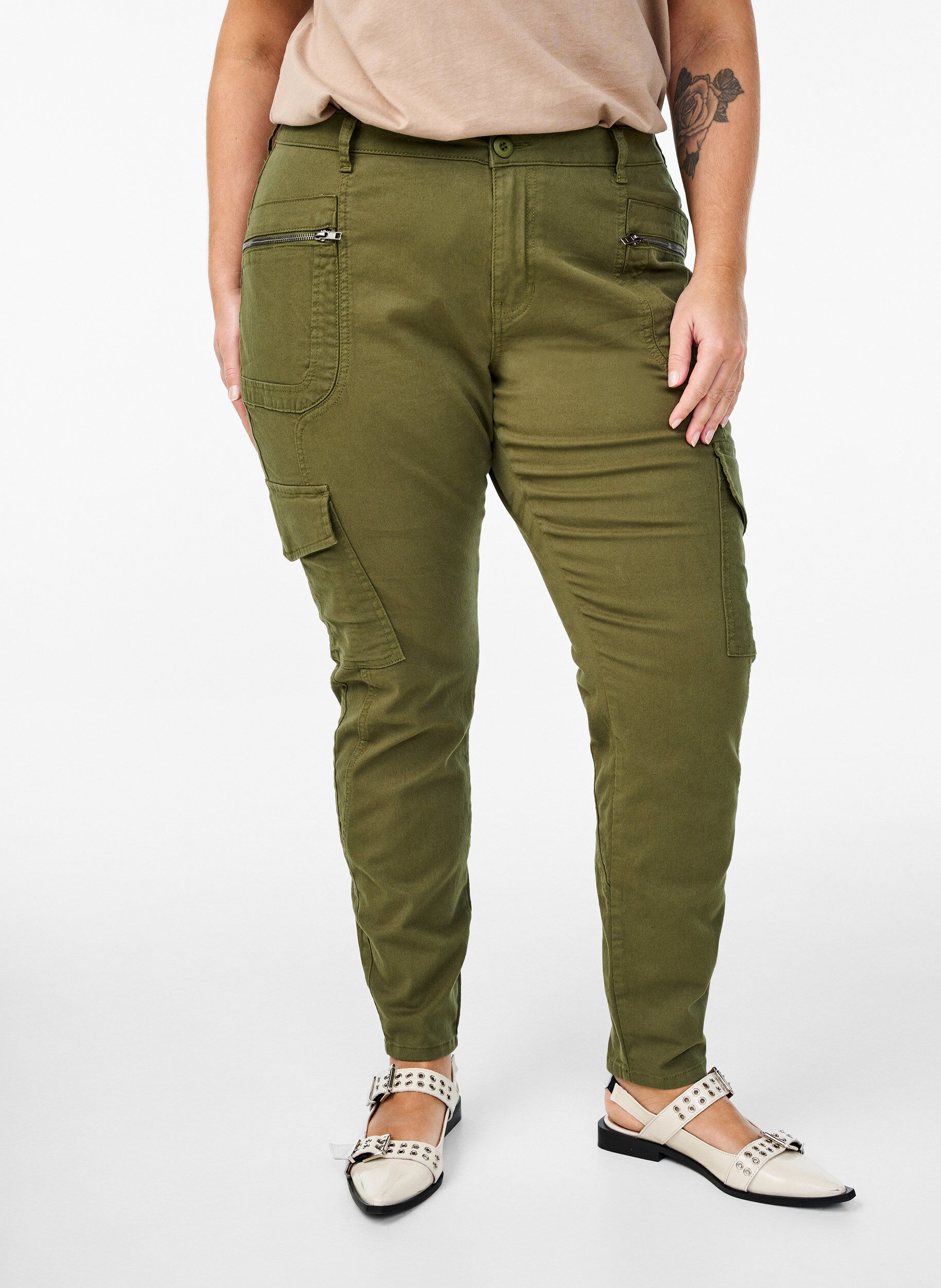 Zizzi Pantalon slim fit avec poches cargo, Vert, Model image number 2