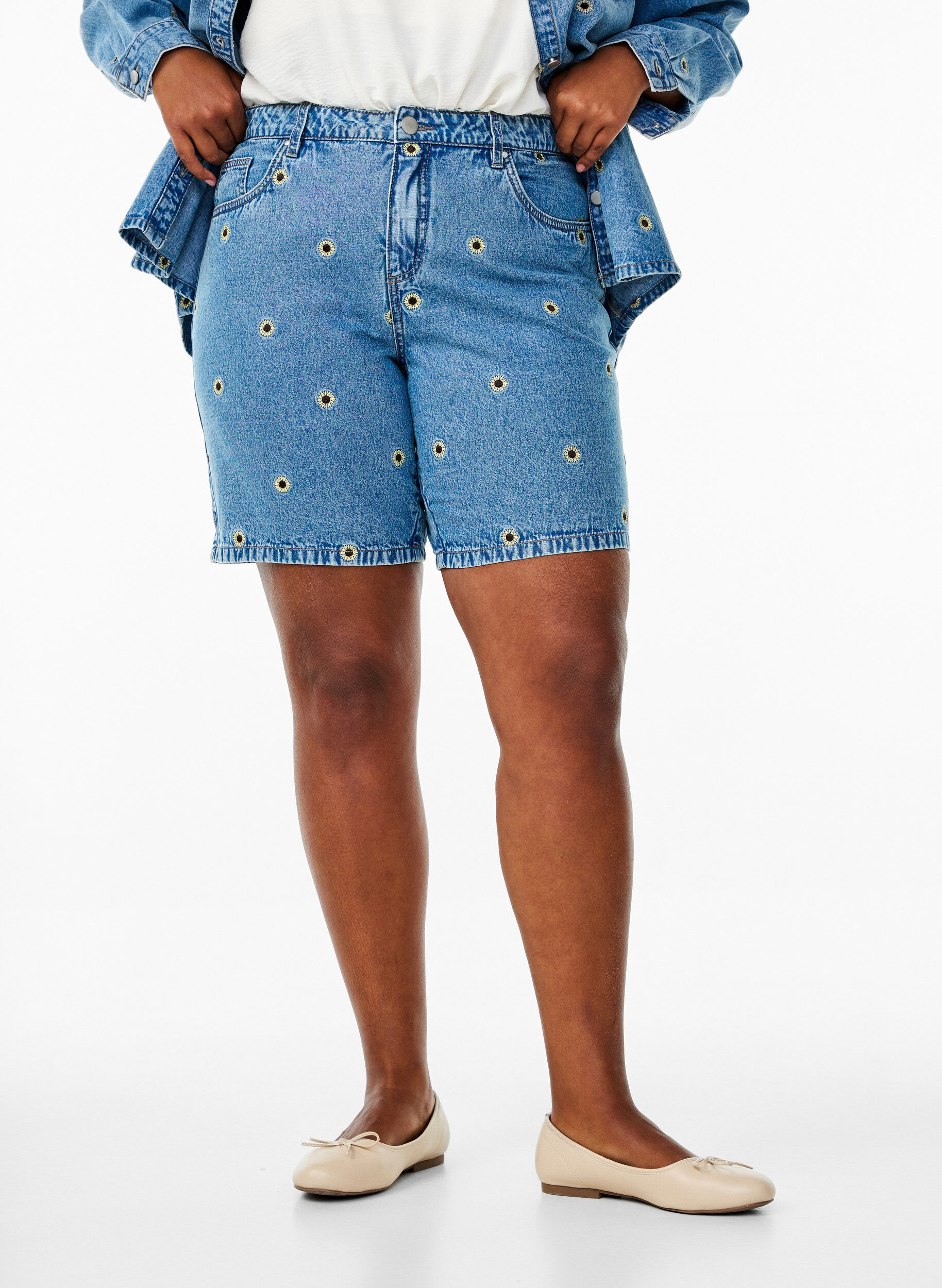 ZizziShorts en jean avec des fleurs brod&eacute;es, Bleu Clair, Model image number 2
