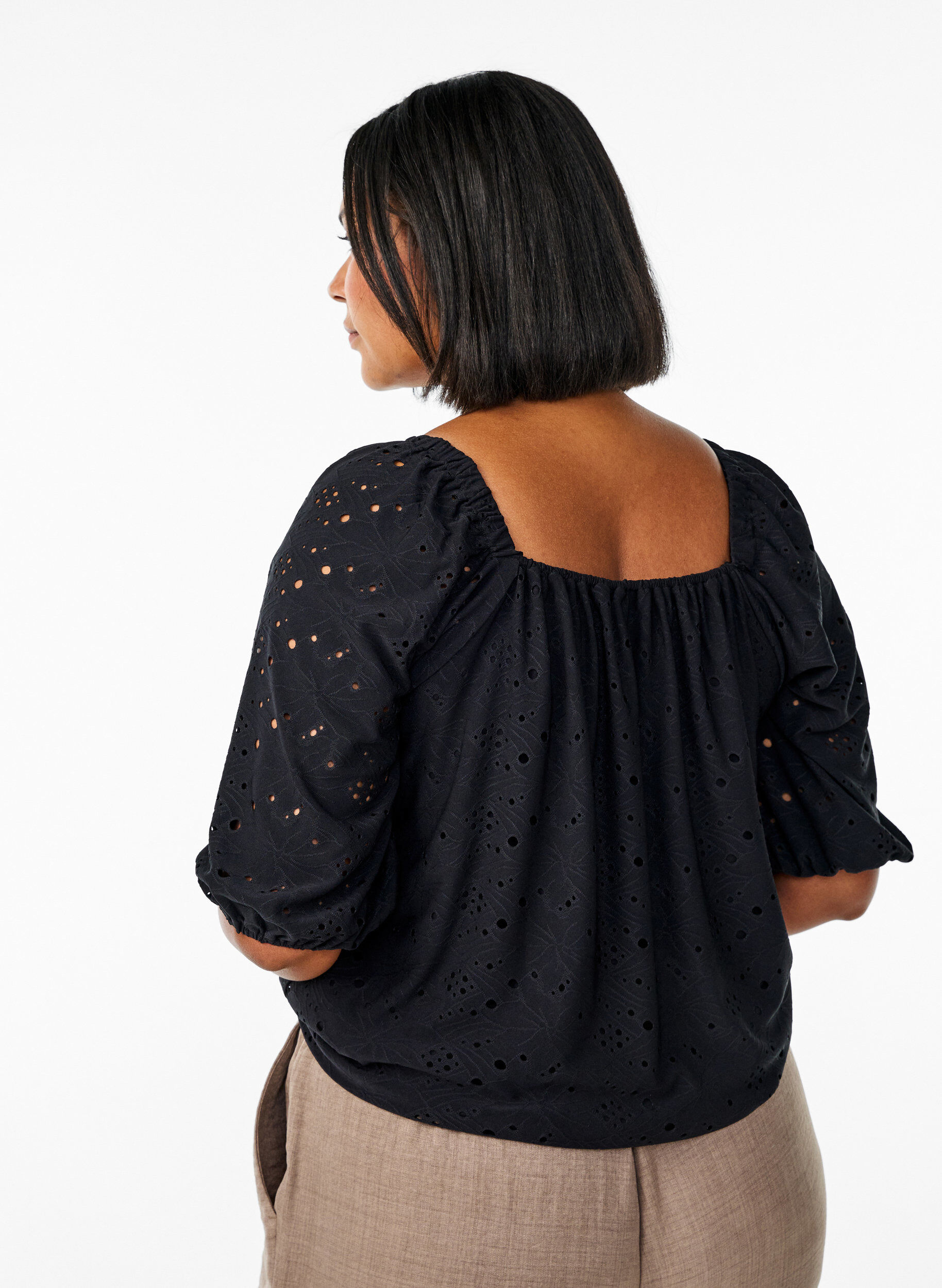 Zizzi Blouse &agrave; manches courtes bouffantes et motif ajour&eacute;, Noir, Model image number 2