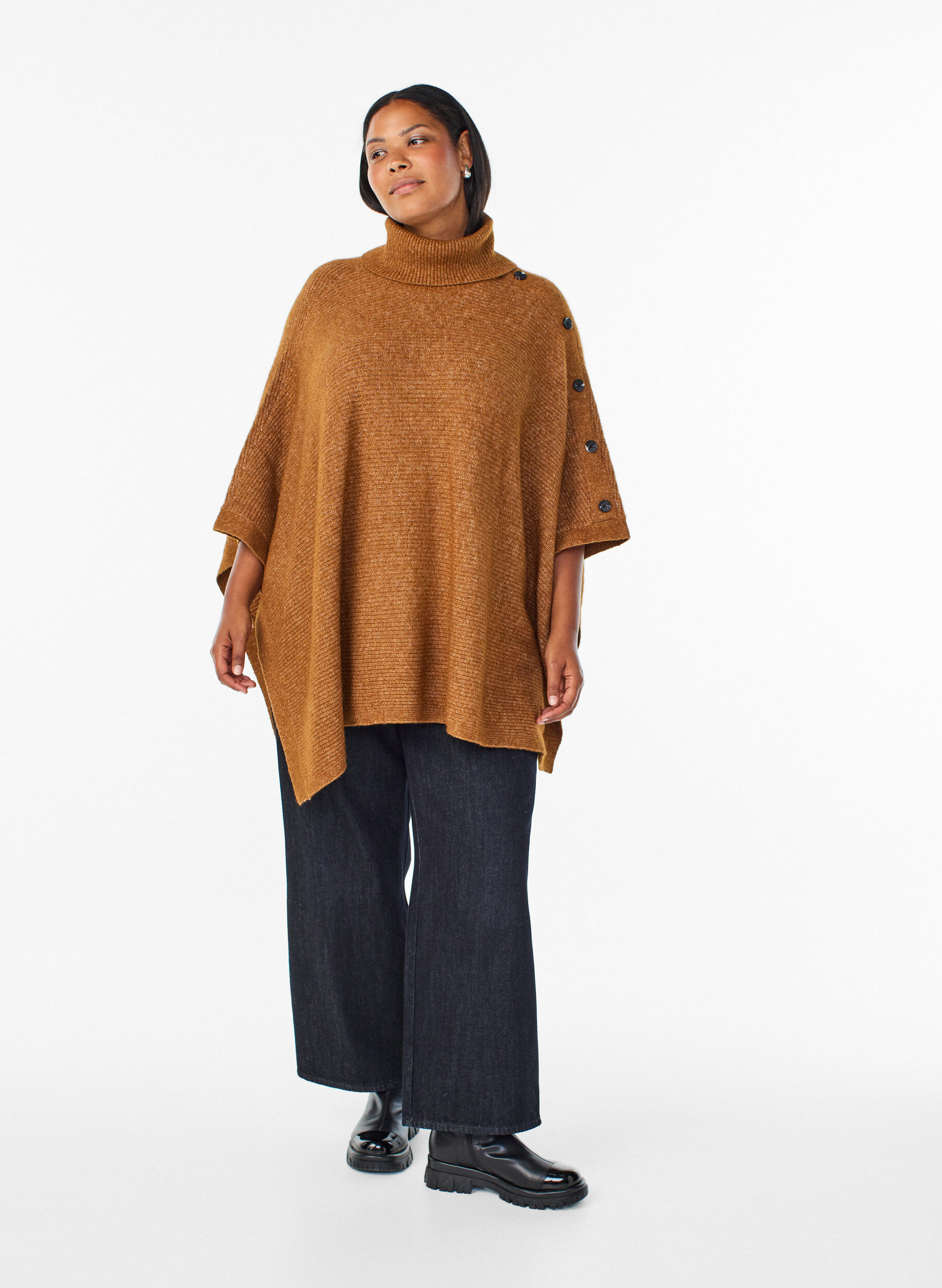 Zizzi Poncho &agrave; col roul&eacute; avec d&eacute;tail boutonn&eacute;, Marron, Model image number 1