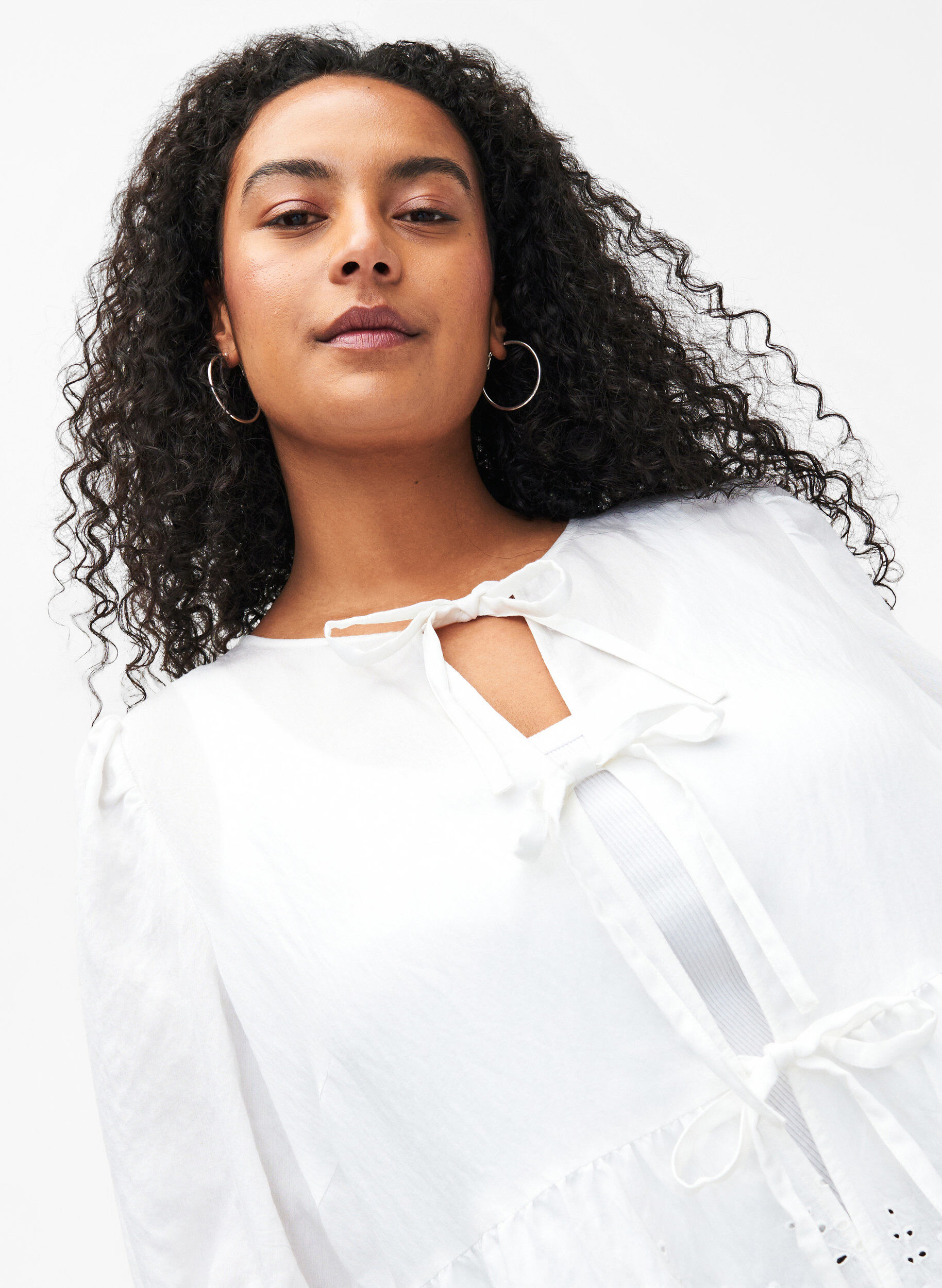 Zizzi Chemisier en viscose avec broderie anglaise, Bright White, Model image number 2