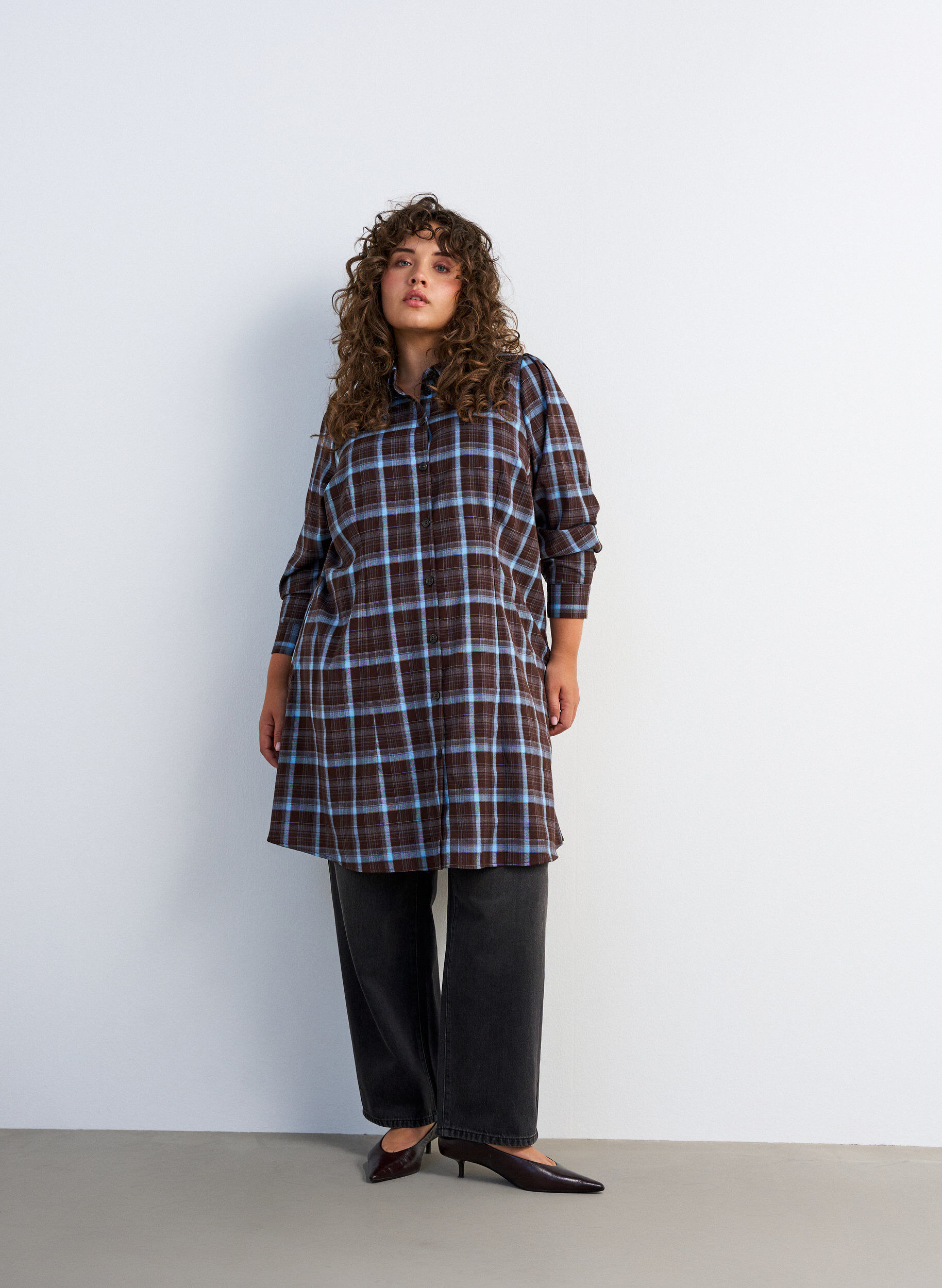 ZizziRobe-chemise mi-longue avec un motif &agrave; carreaux, Marron, Model image number 3