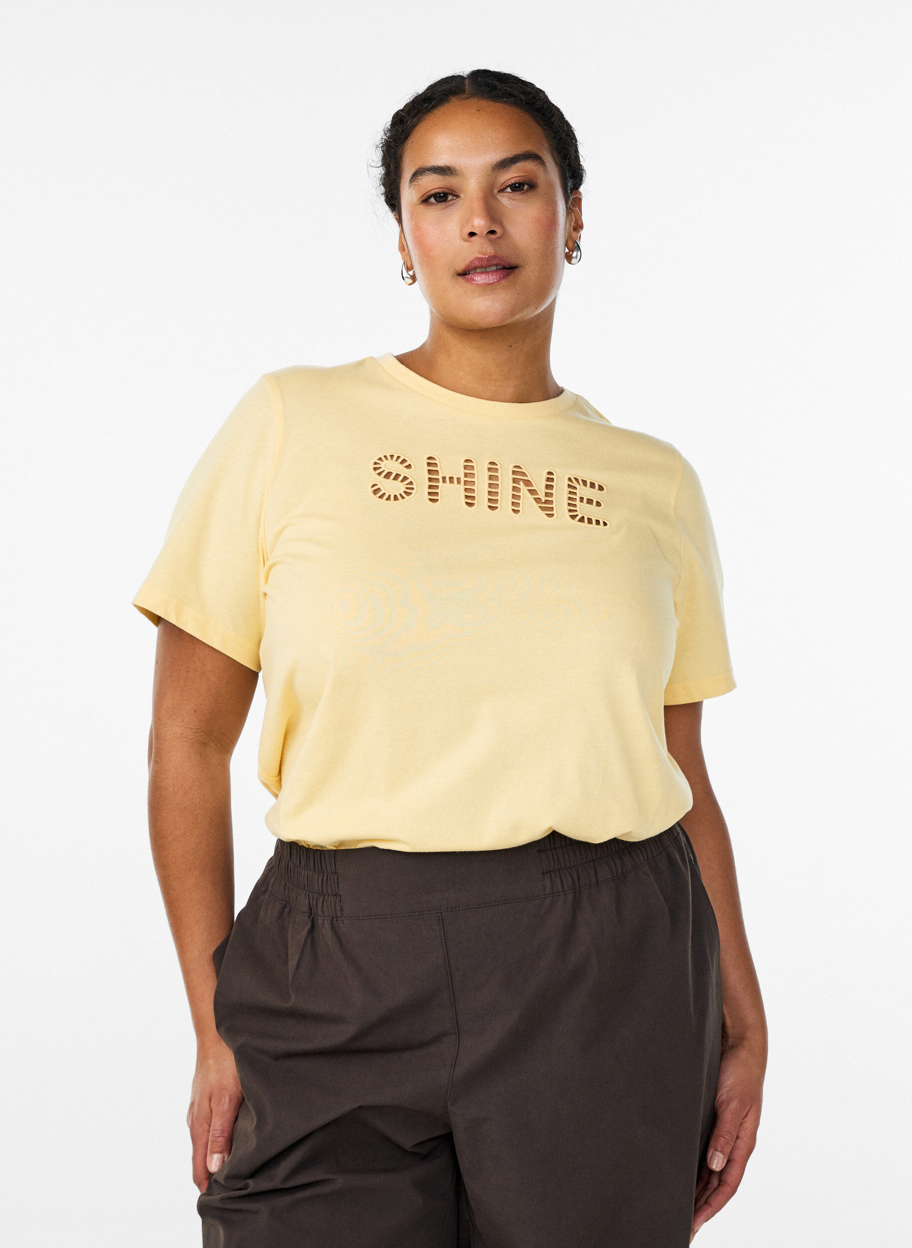 Zizzi T-shirt en coton avec texte brod&eacute;, Jaune clair, Model image number 0